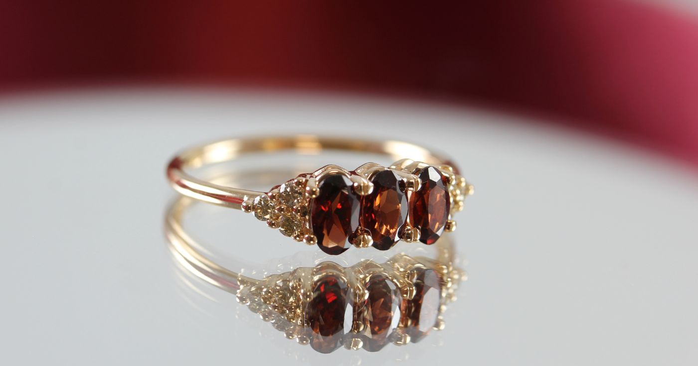 anillo con granate piedra del mes de enero