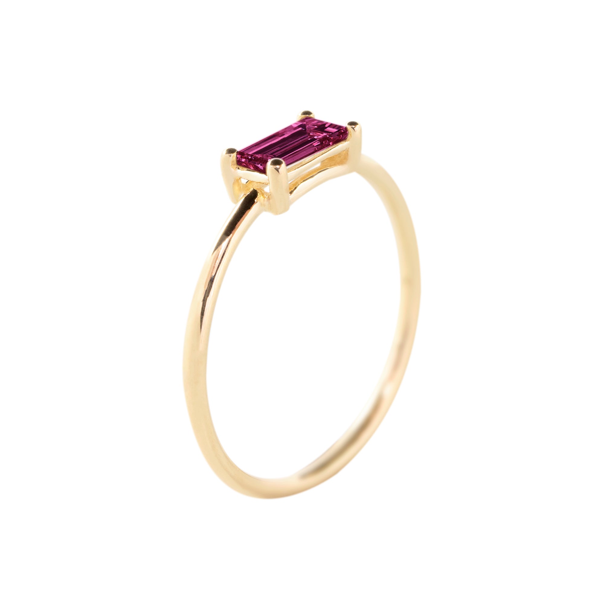 Anillo de oro 18K con rodolita talla baguette en fondo blanco