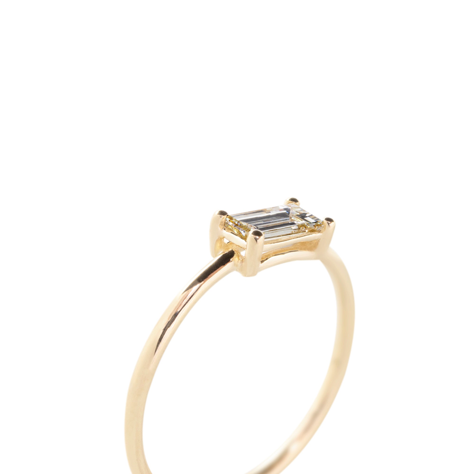 anillo-solitario-de-oro-18k-y-diamante-talla-baguette