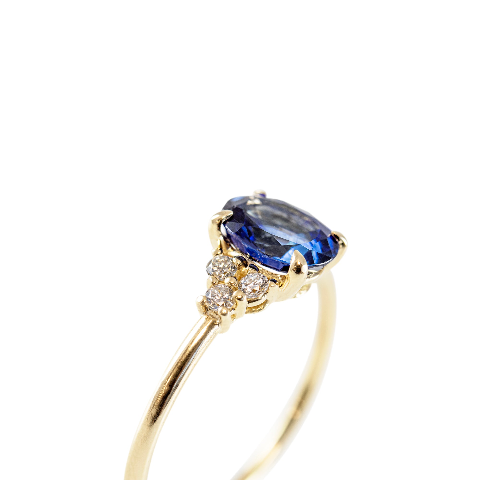 anillo-de-compromiso-trilogía-de-oro-diamantes-y-zafiro