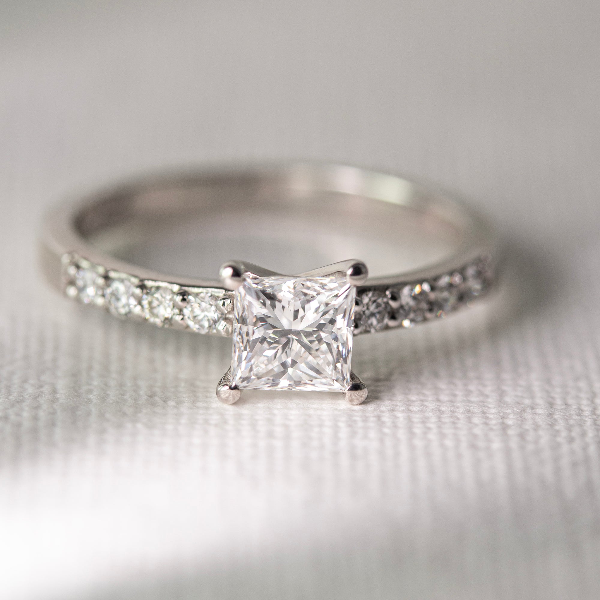 Media alianza oro blanco 18kt, Diamante talla princesa, Diamante talla brillante