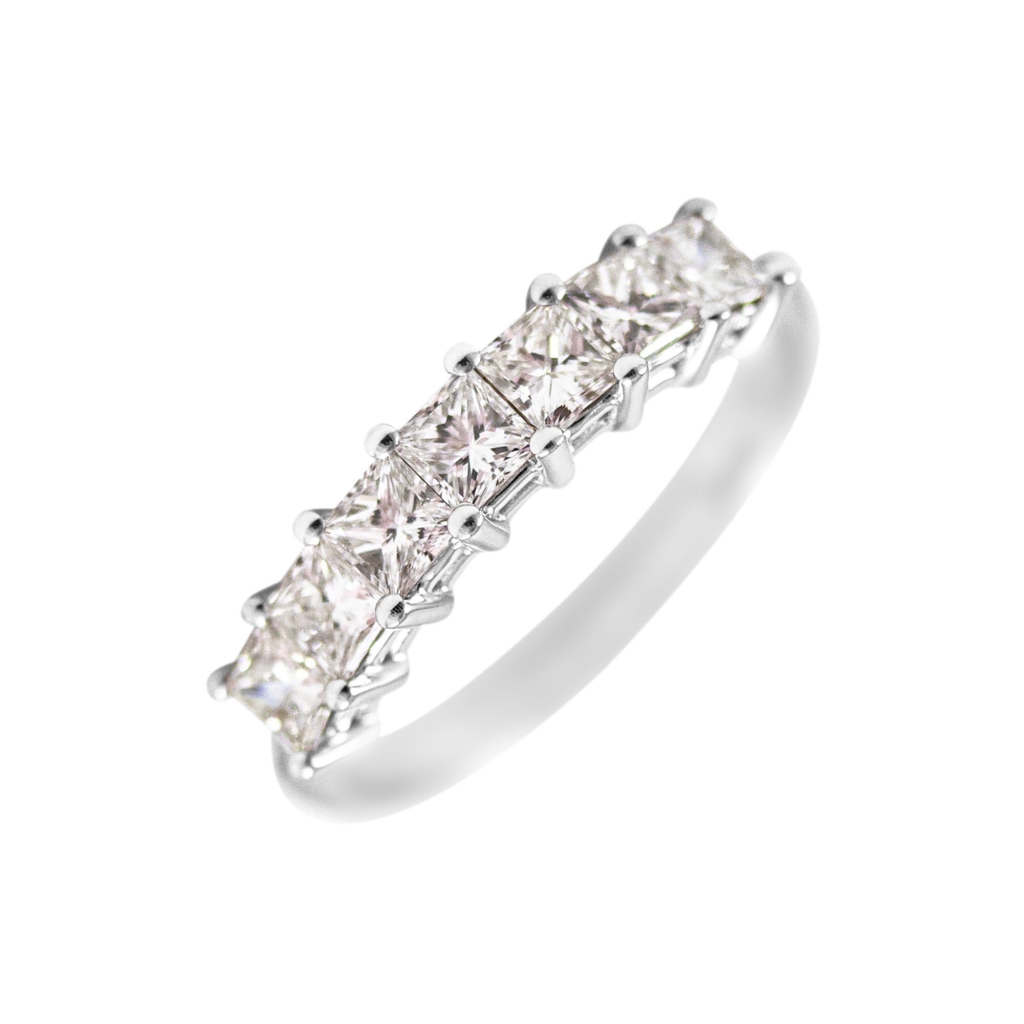 anillo-media-alianza-en-oro-blanco-y-diamantes-talla-princesa