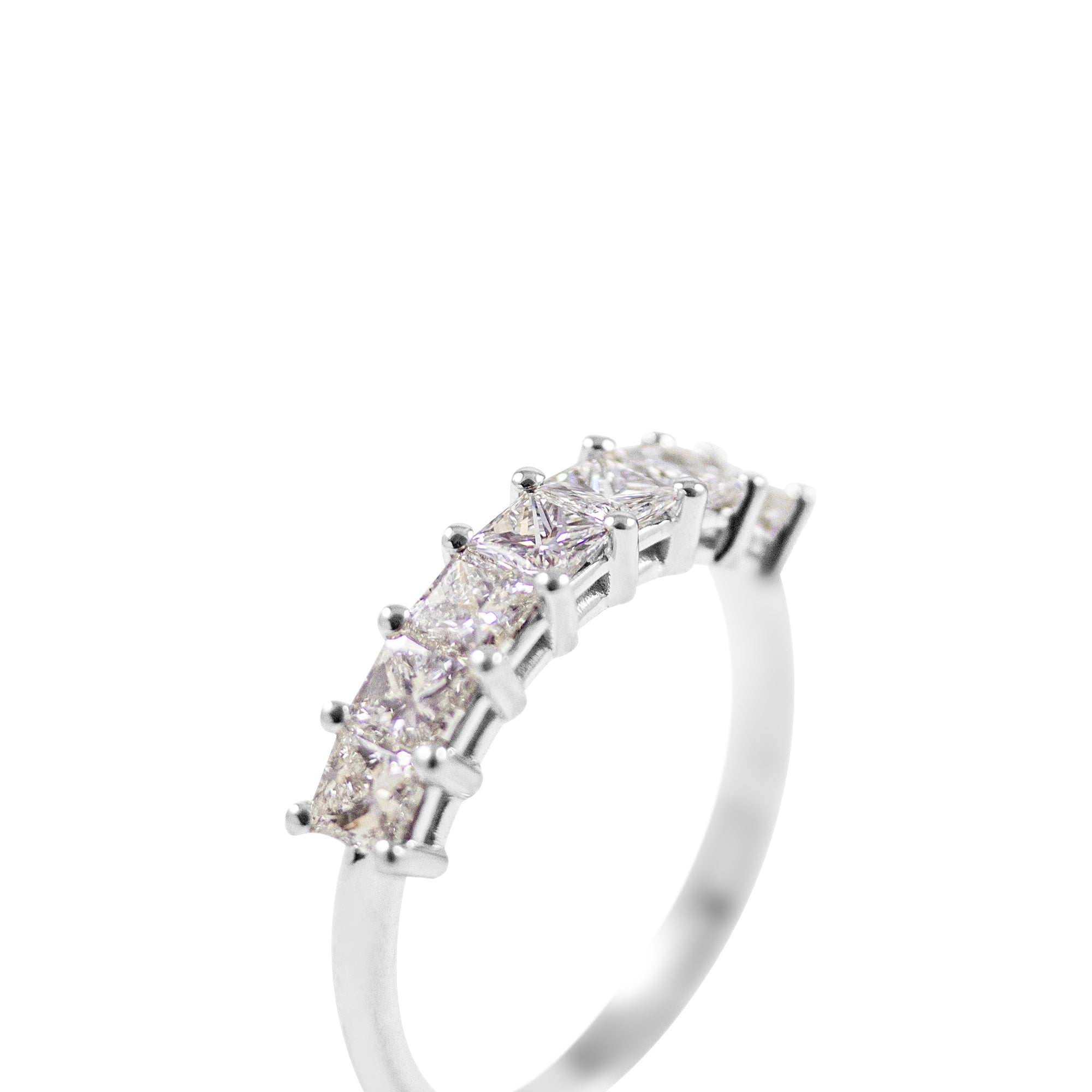anillo-media-alianza-en-oro-blanco-y-diamantes-talla-princesa