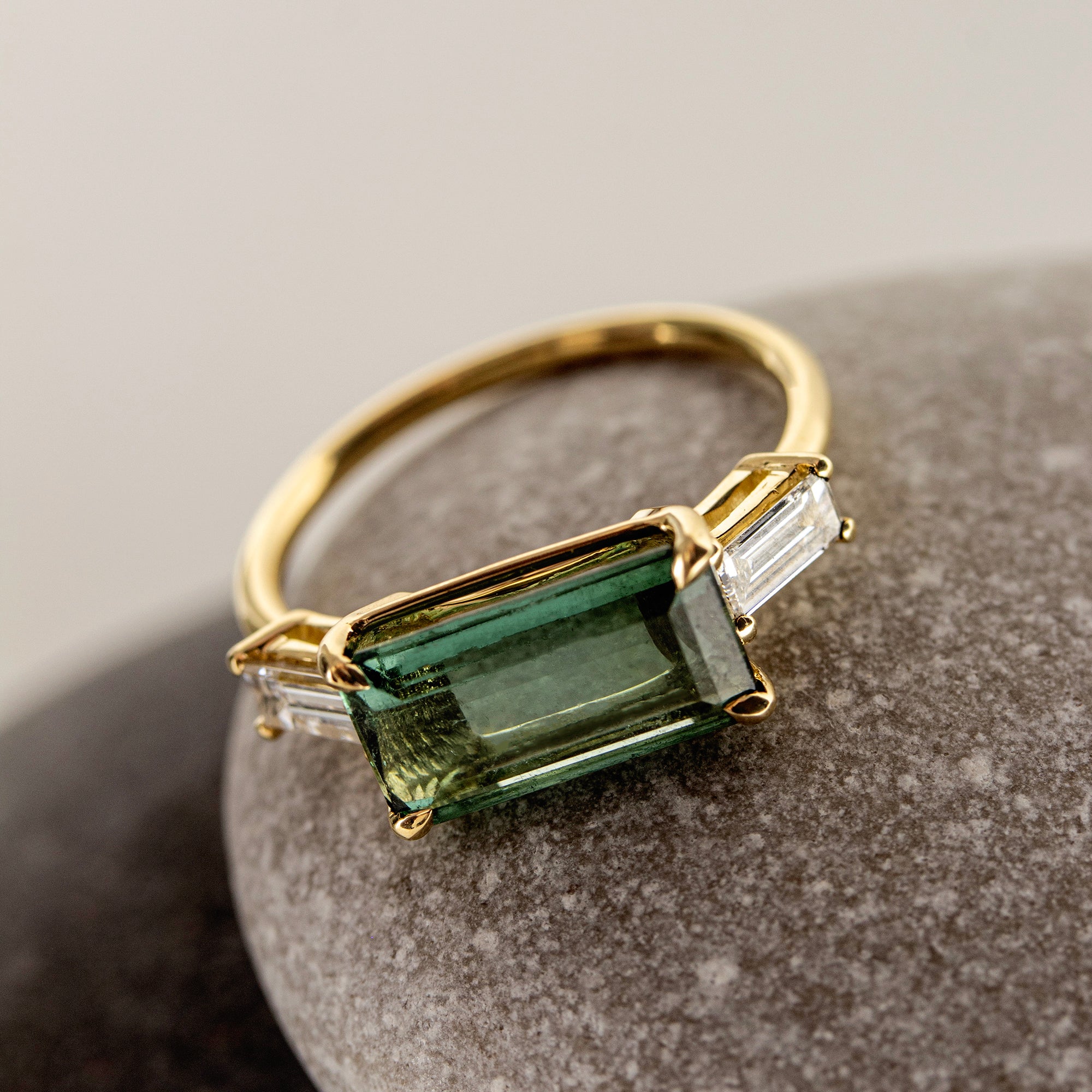 Trilogía oro amarillo 18kt, Turmalina verde talla octogonal, Diamante talla baguette.