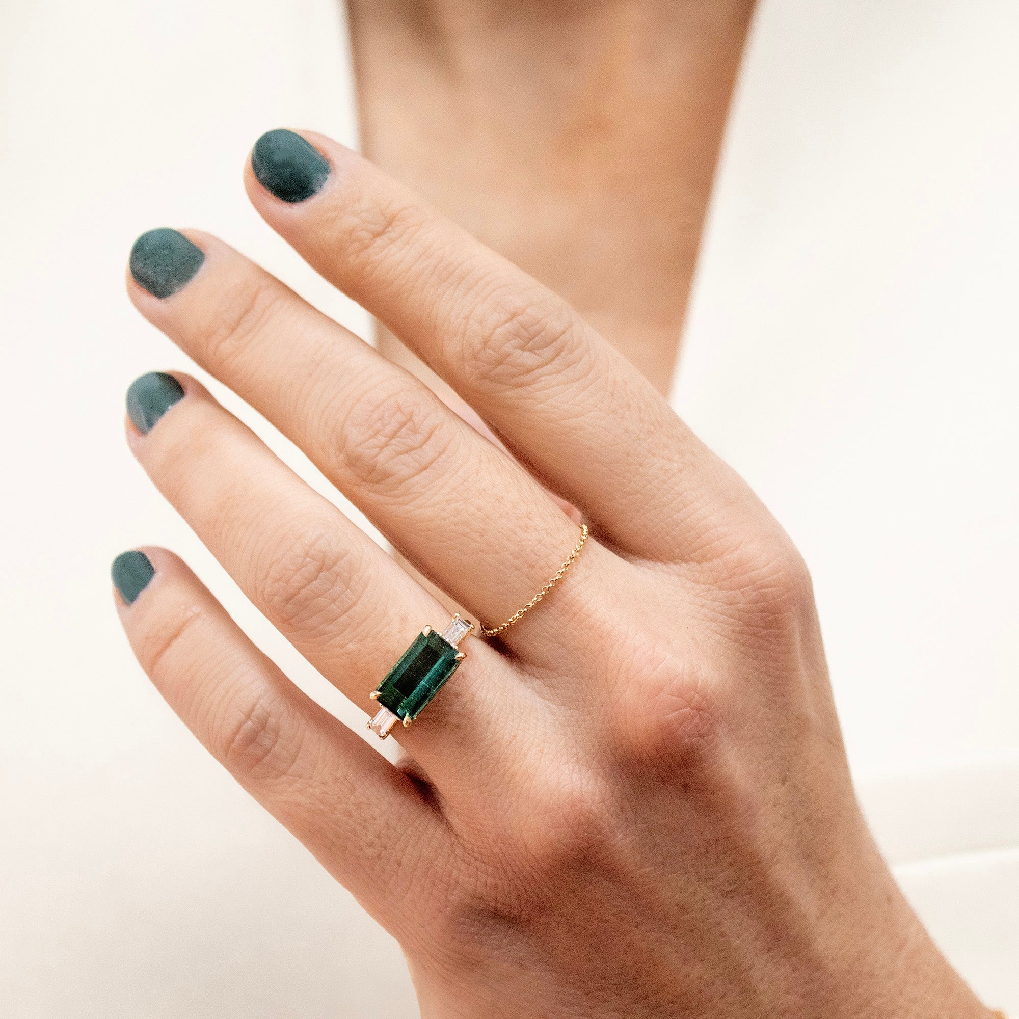 Trilogía oro amarillo 18kt, Turmalina verde talla octogonal,  Diamante talla baguette.