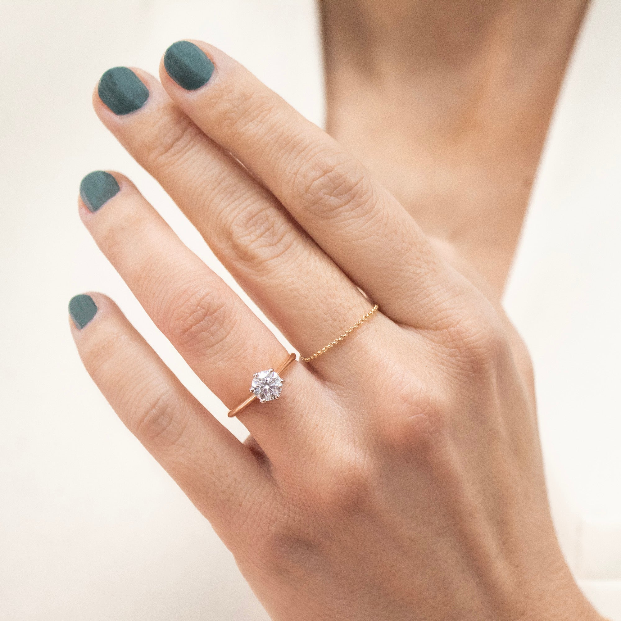 Solitario oro 18kt. Diamante talla brillante, Montura tipo corona 6 grapas oro blanco.