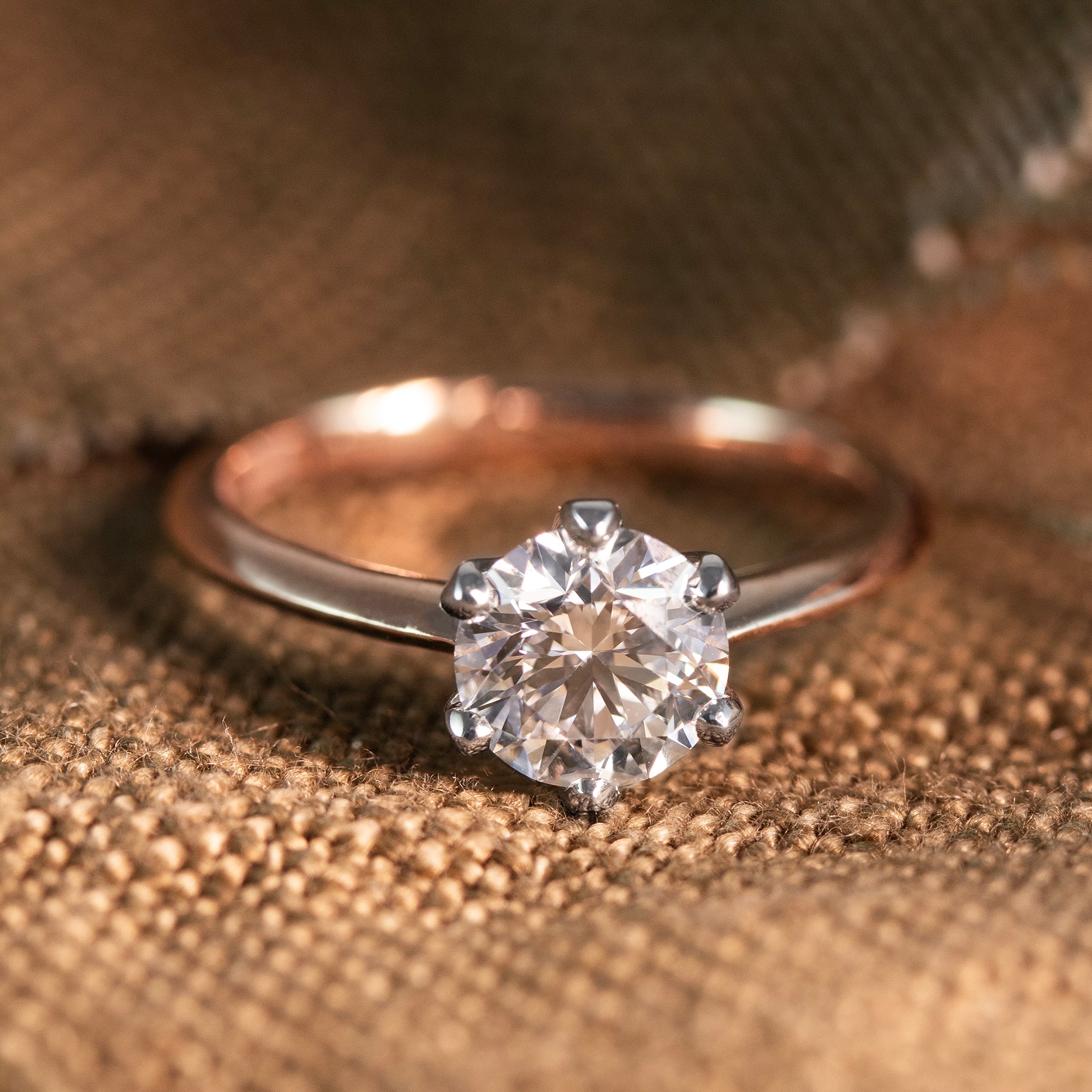 Solitario oro 18kt. Diamante talla brillante, Montura tipo corona 6 grapas oro blanco.