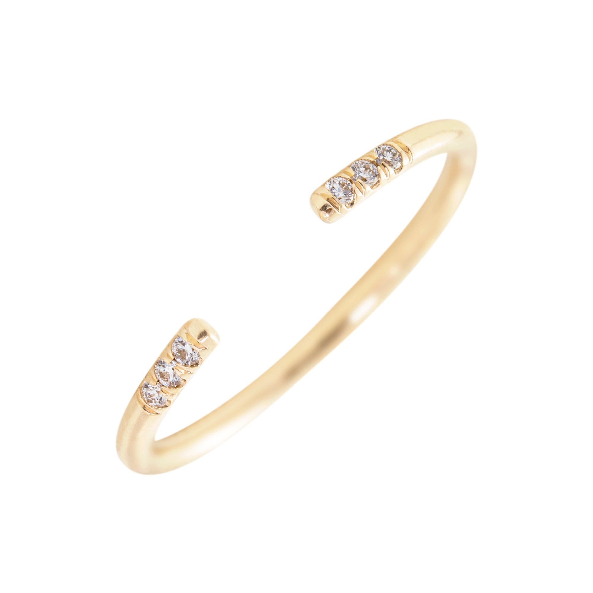 Anillo abierto en oro 18K con diamantes en fondo blanco