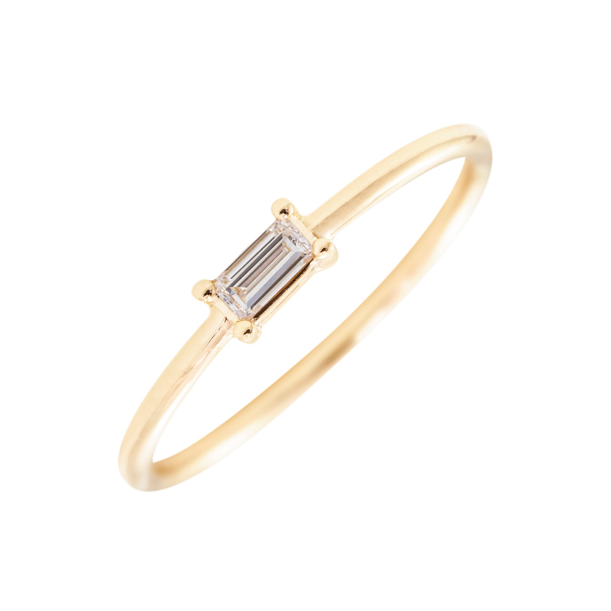 Anillo solitario oro 18K y diamante talla Baguette en fondo blanco