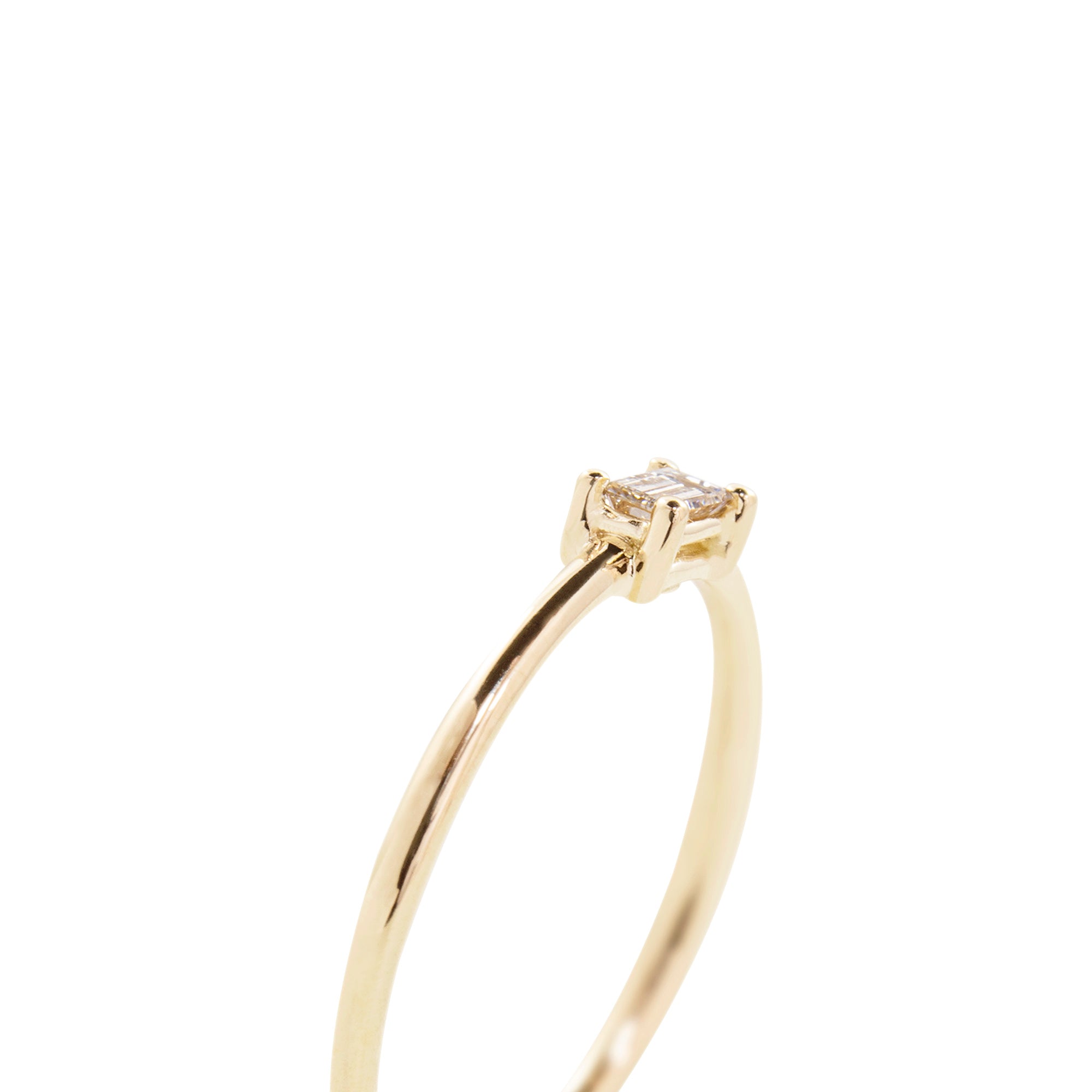Anillo solitario oro 18K y diamante talla Baguette  en fondo blanco