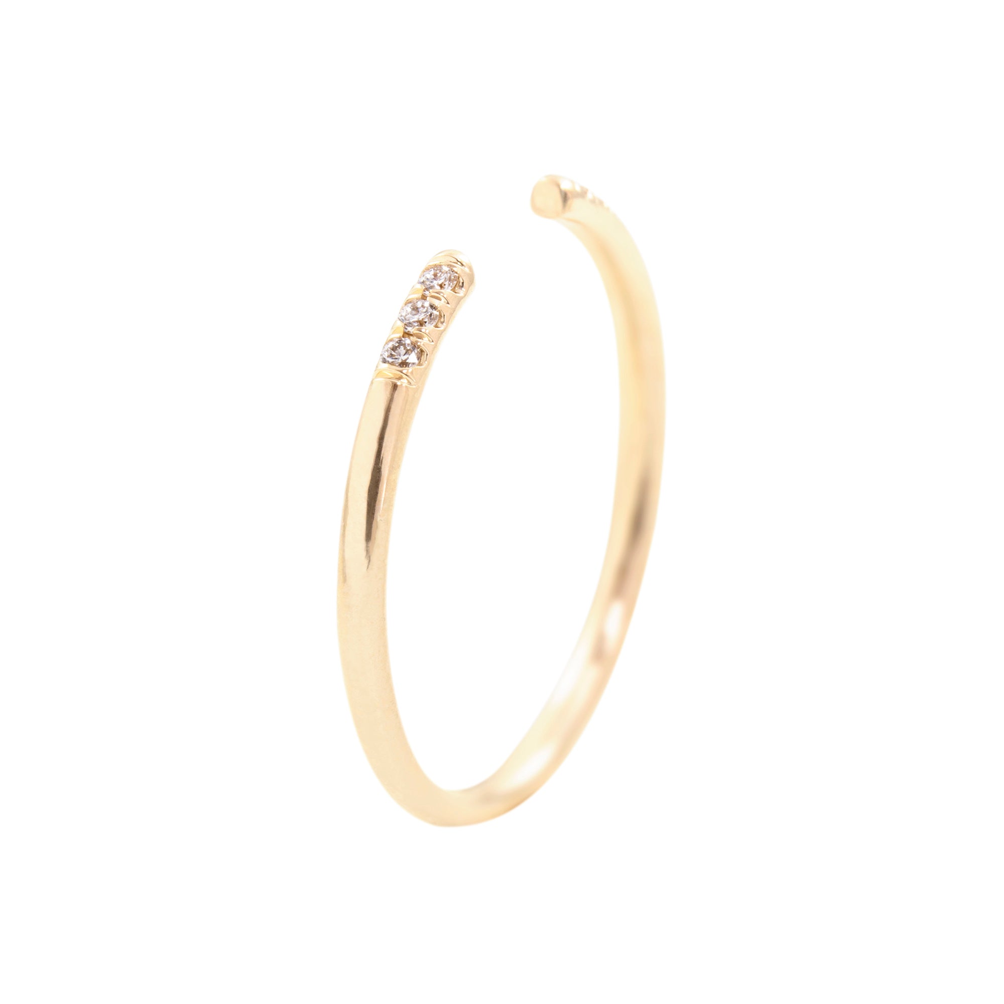 Anillo abierto en oro 18K con diamantes en fondo blanco