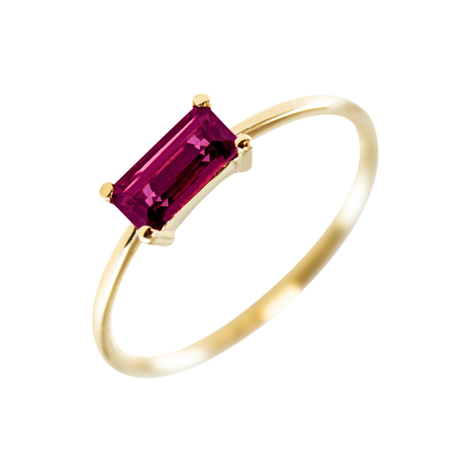 Anillo de oro 18K con rodolita talla baguette en fondo blanco
