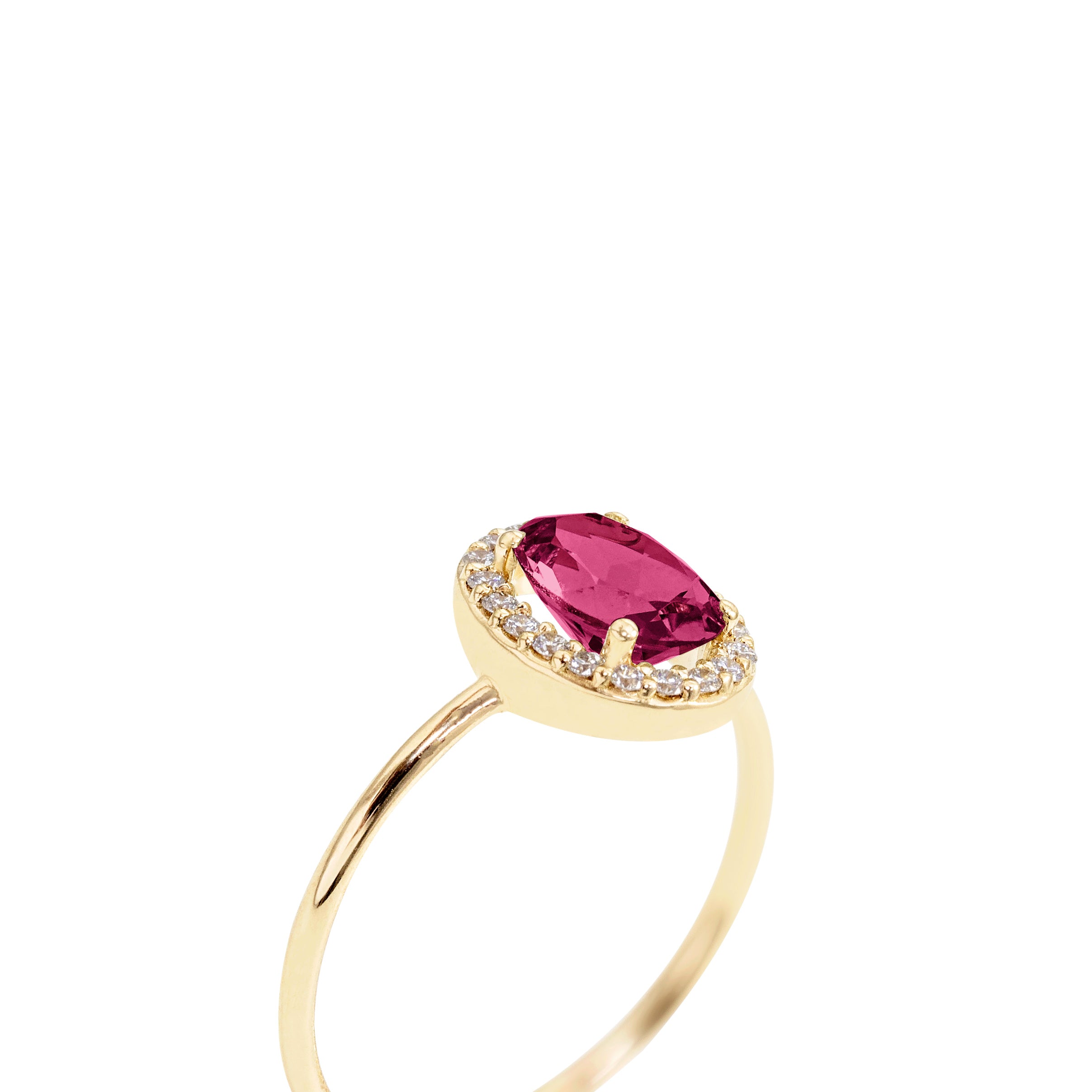 Anillo de oro 18K rubí ovalado y diamantes de perfil en fondo blanco