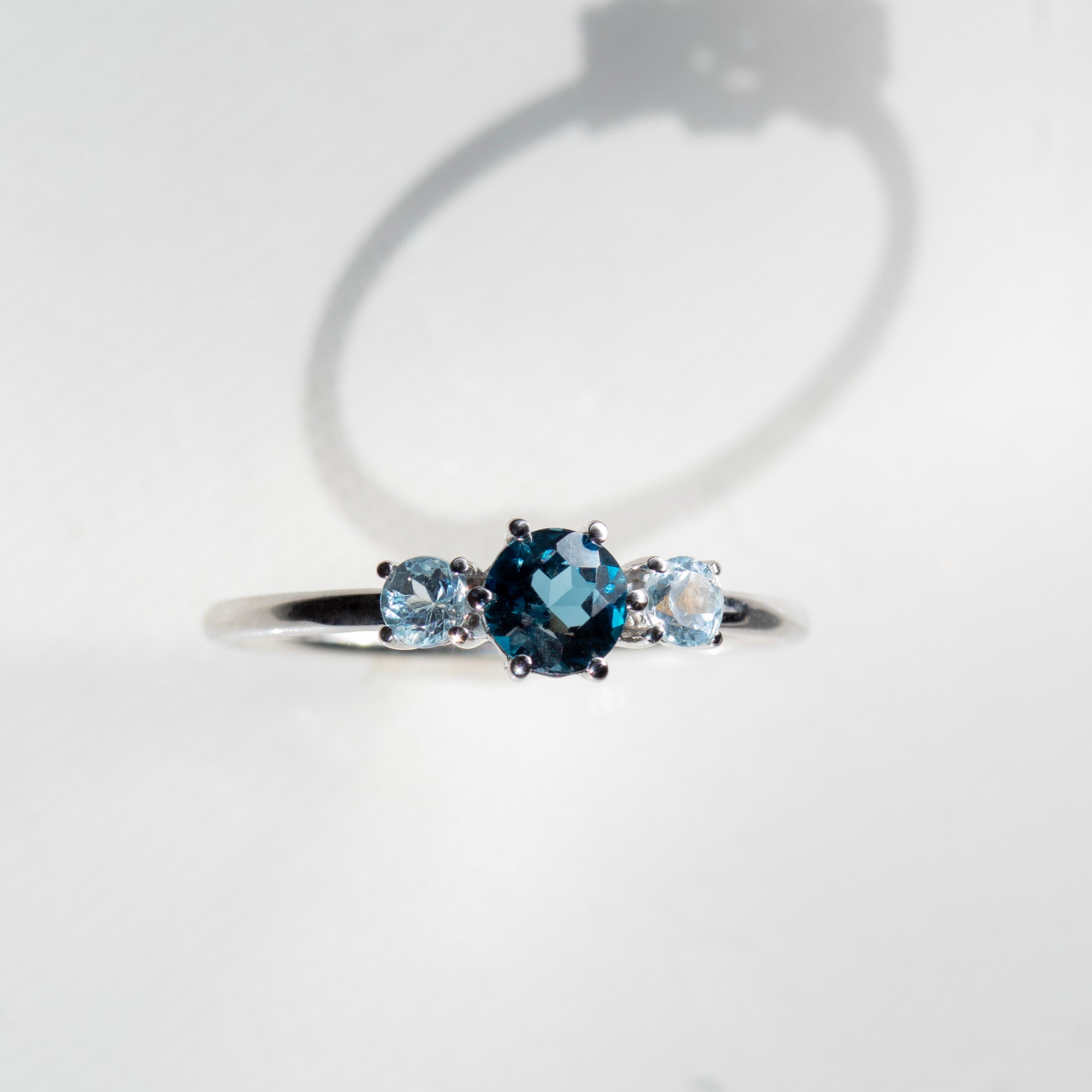 Trilogía oro 18kt. Piedra central Granate 5mm y laterales de 3mm.