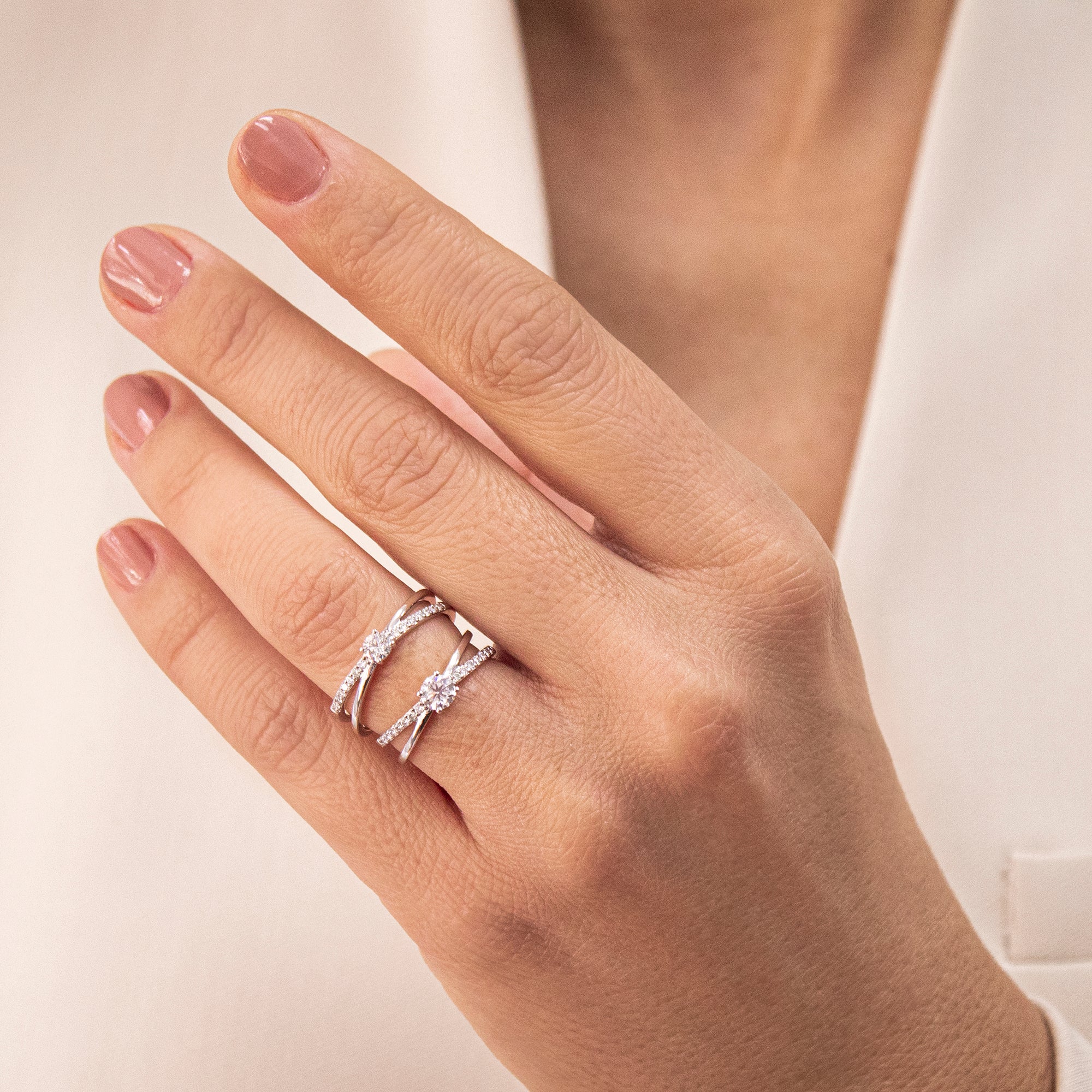 anillo-de-compromiso-aro-cruzado-y-diamante-central