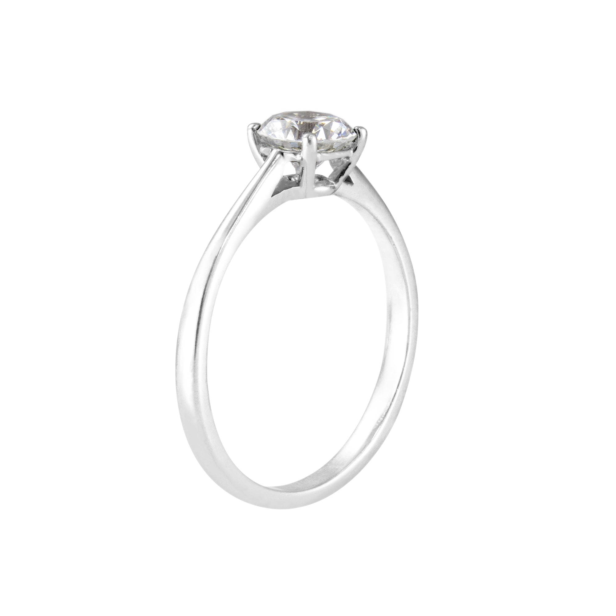 anillo-solitario-con-diamante-central-y-oro-blanco-18k