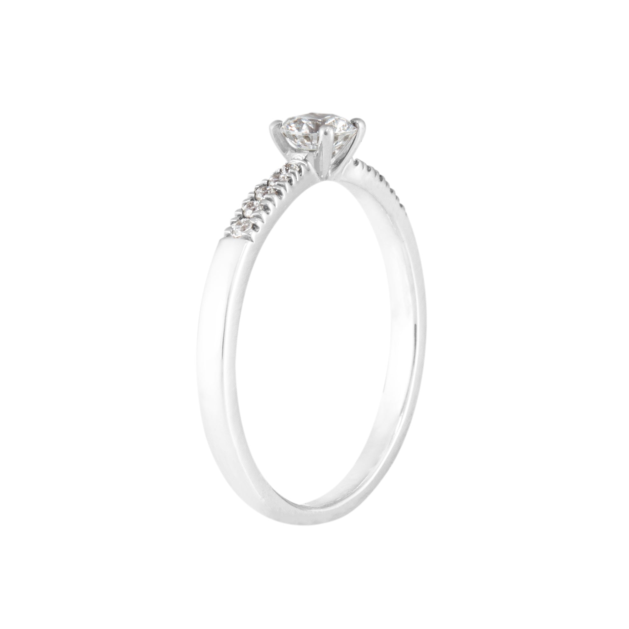 anillo-solitario-con-diamante-engastado-central