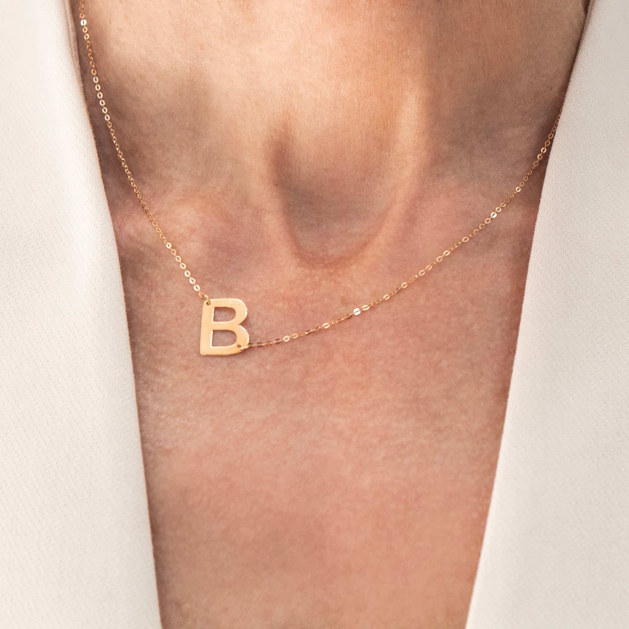 Gargantilla Letra Lateral - Blanca Jewels