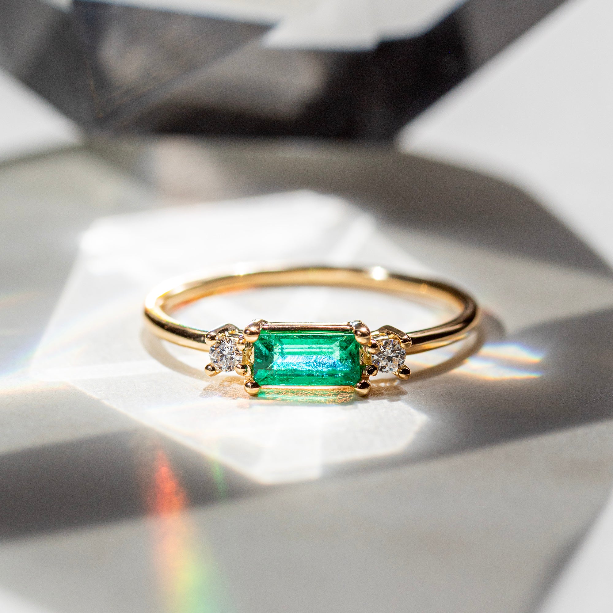 Anillo oro 18K trilogía de esmeralda y diamantes