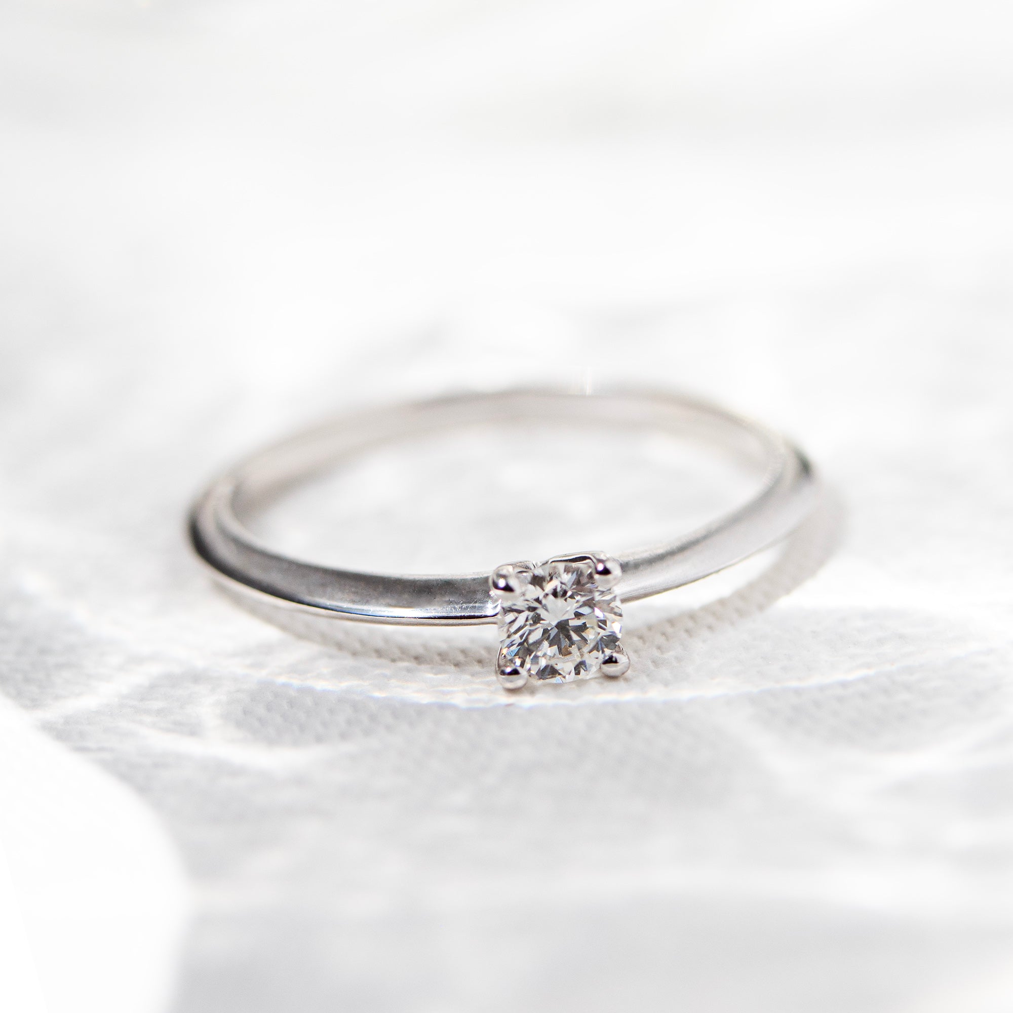 anillo-solitario-con-diamante-talla-brillante-y-oro-blanco-18k