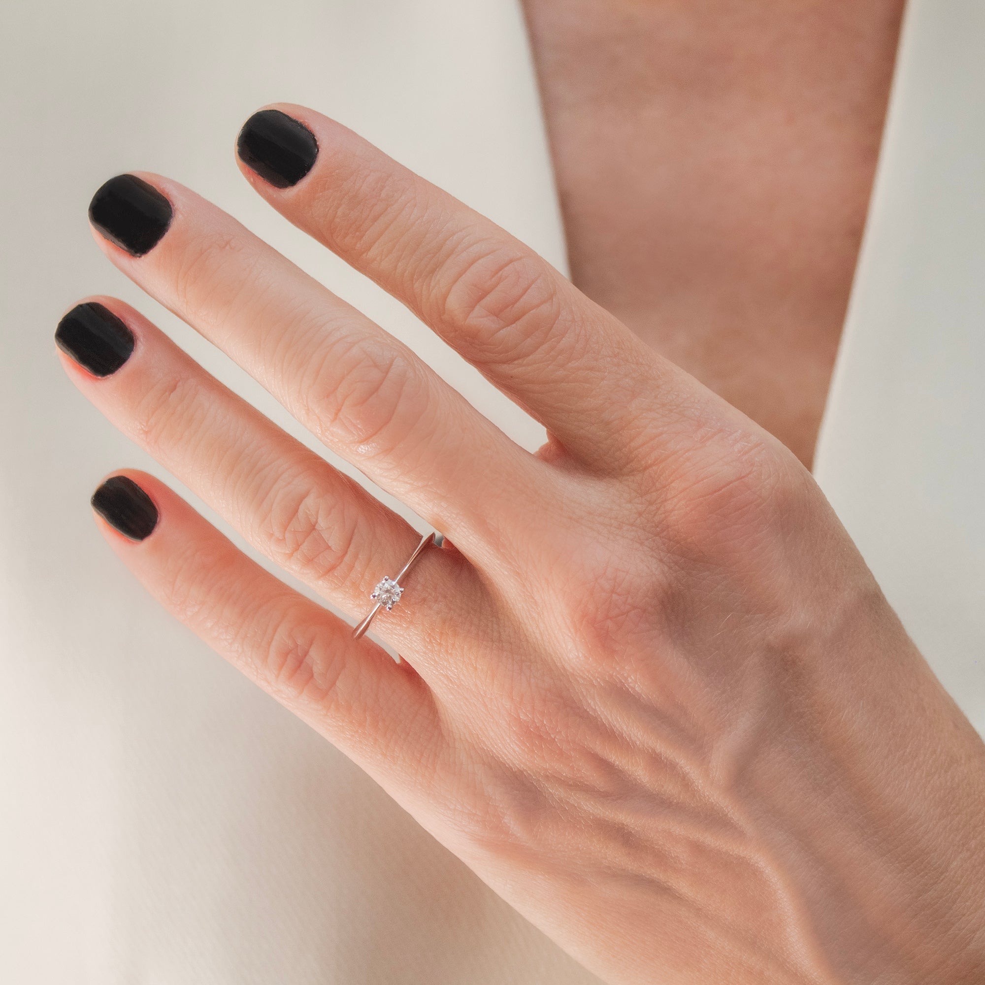 anillo-solitario-con-diamante-talla-brillante-y-oro-blanco-18k