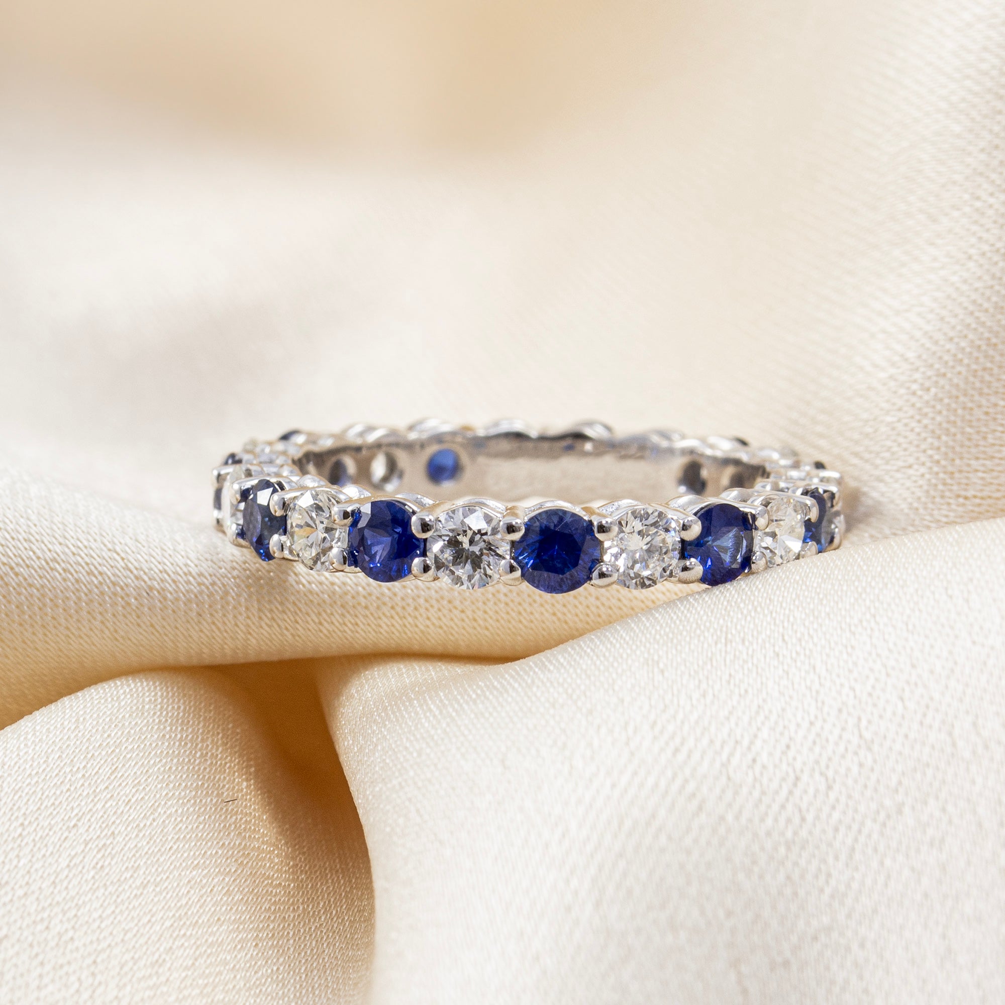 anillo-de-compromiso-completo-de-diamantes-y-zafiros