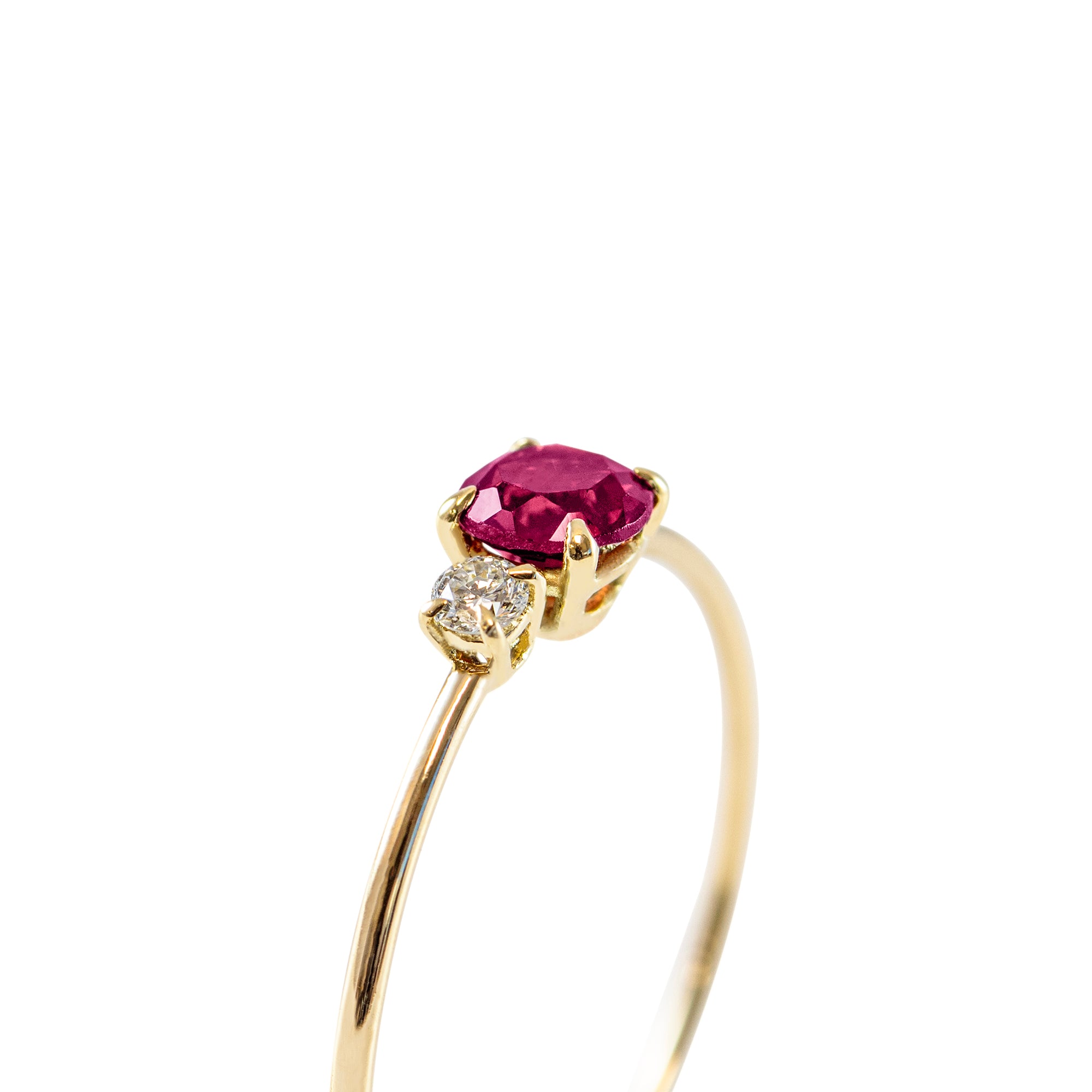 Anillo de oro 18K con rubi y diamante de perfil en fondo blanco