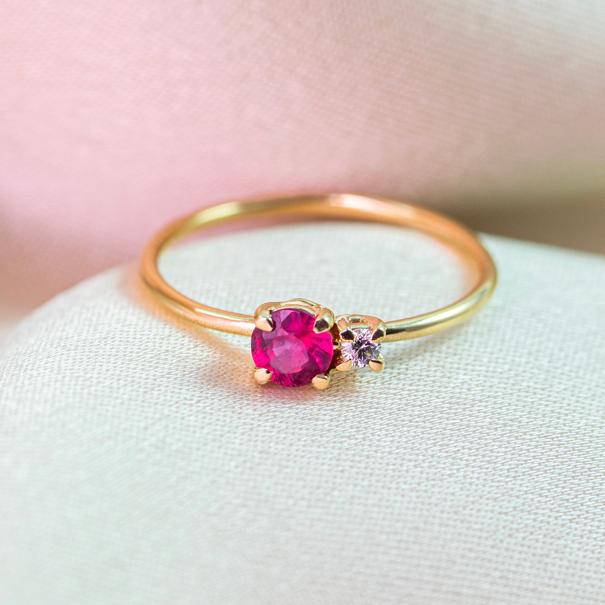 Anillo de oro 18K con rubi y diamante