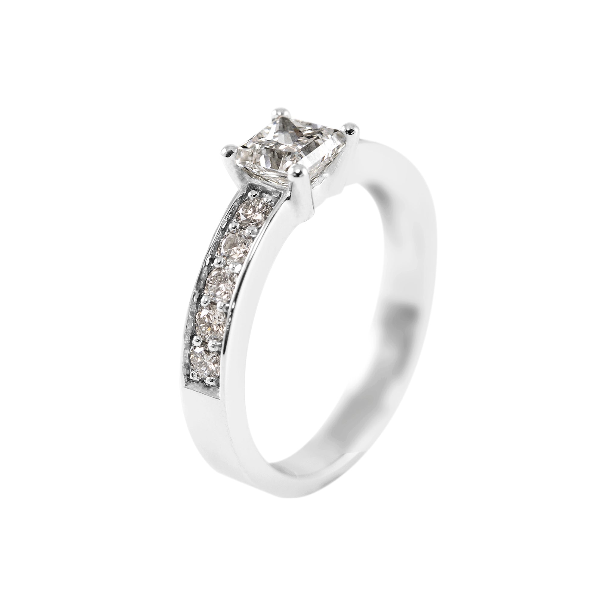 anillo-de-compromiso-oro-blanco-y-diamante-central-talla-princesa