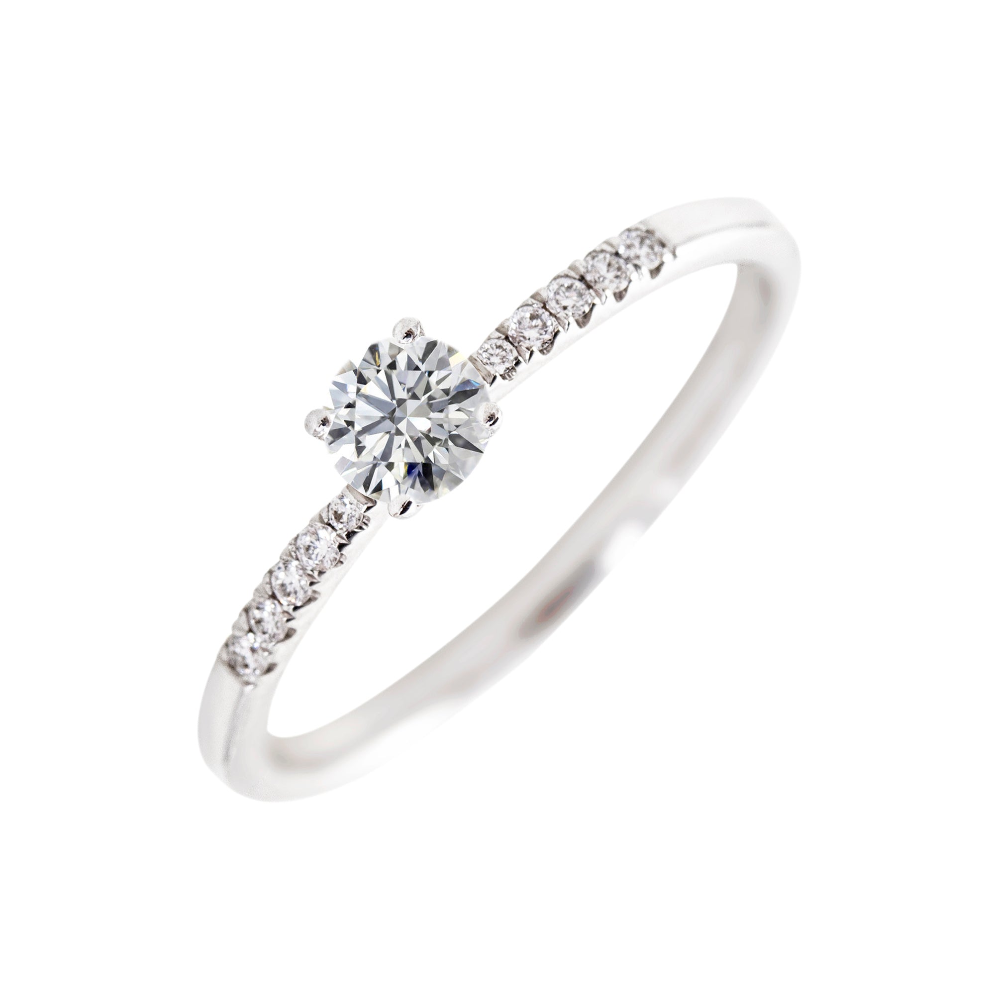 anillo-solitario-con-diamante-engastado-central
