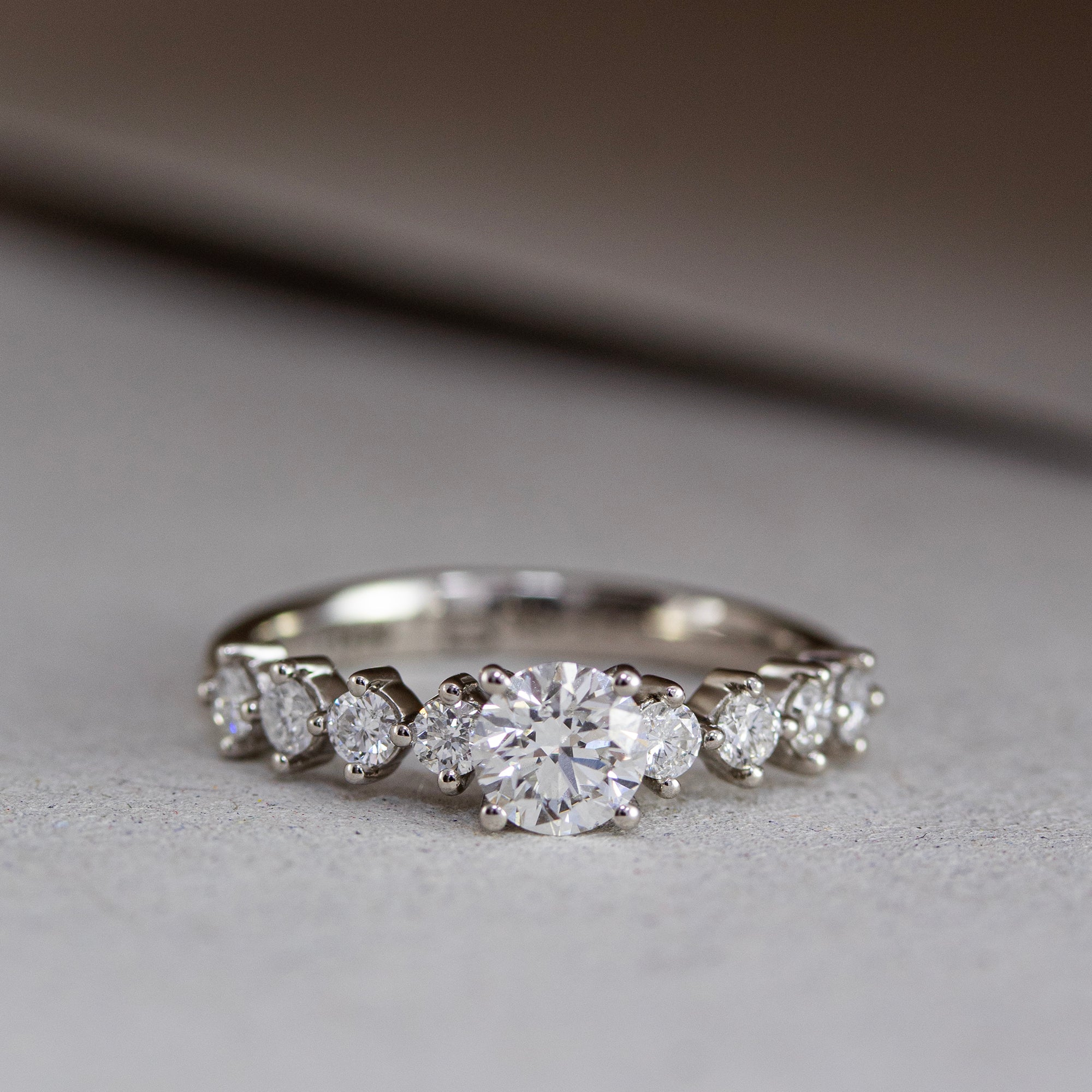 anillo-de-compromiso-diamantes-naturales-y-oro-blanco