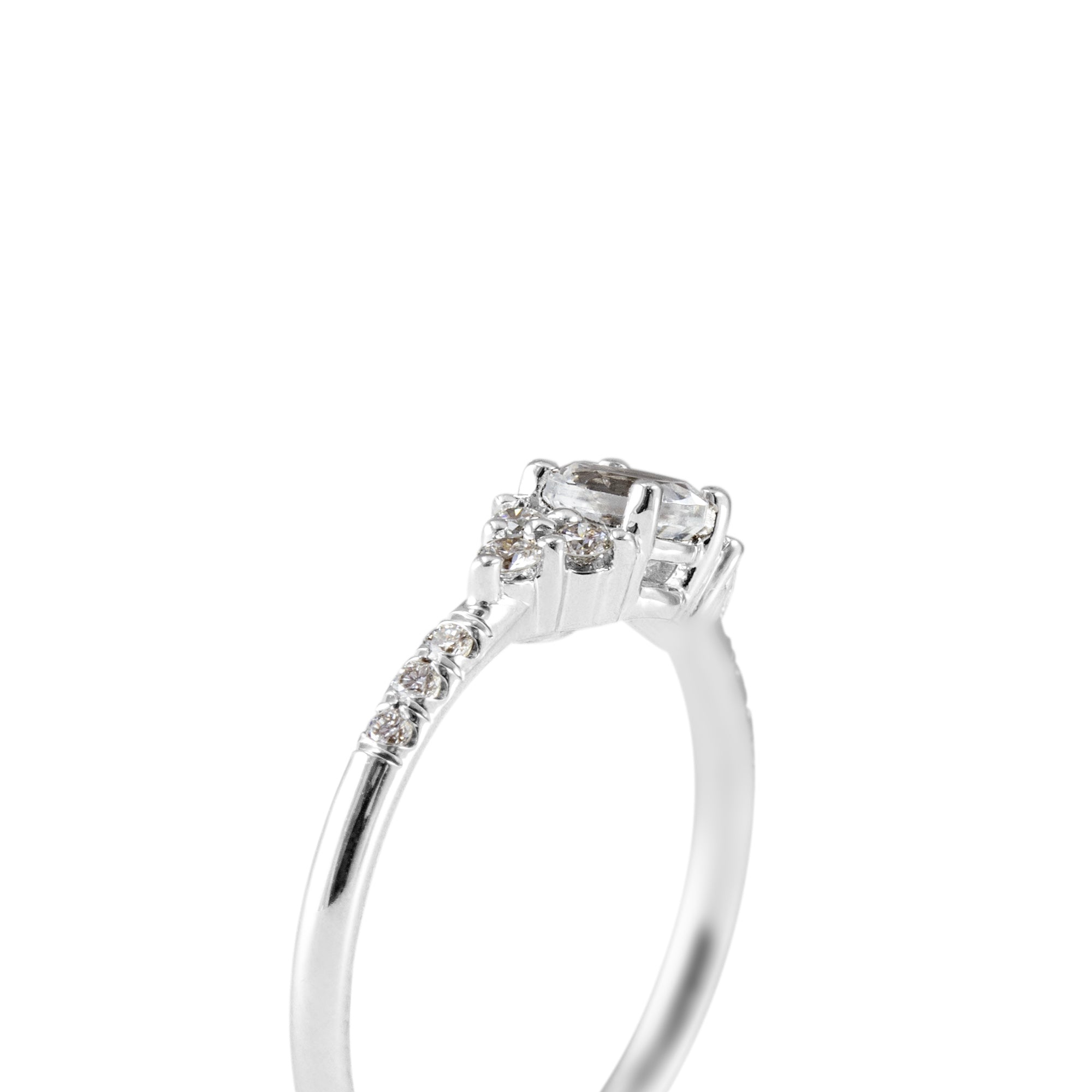Anillo Diamantes 0.15ct oro 18kt. Piedra central Cristal de Roca 4mm.