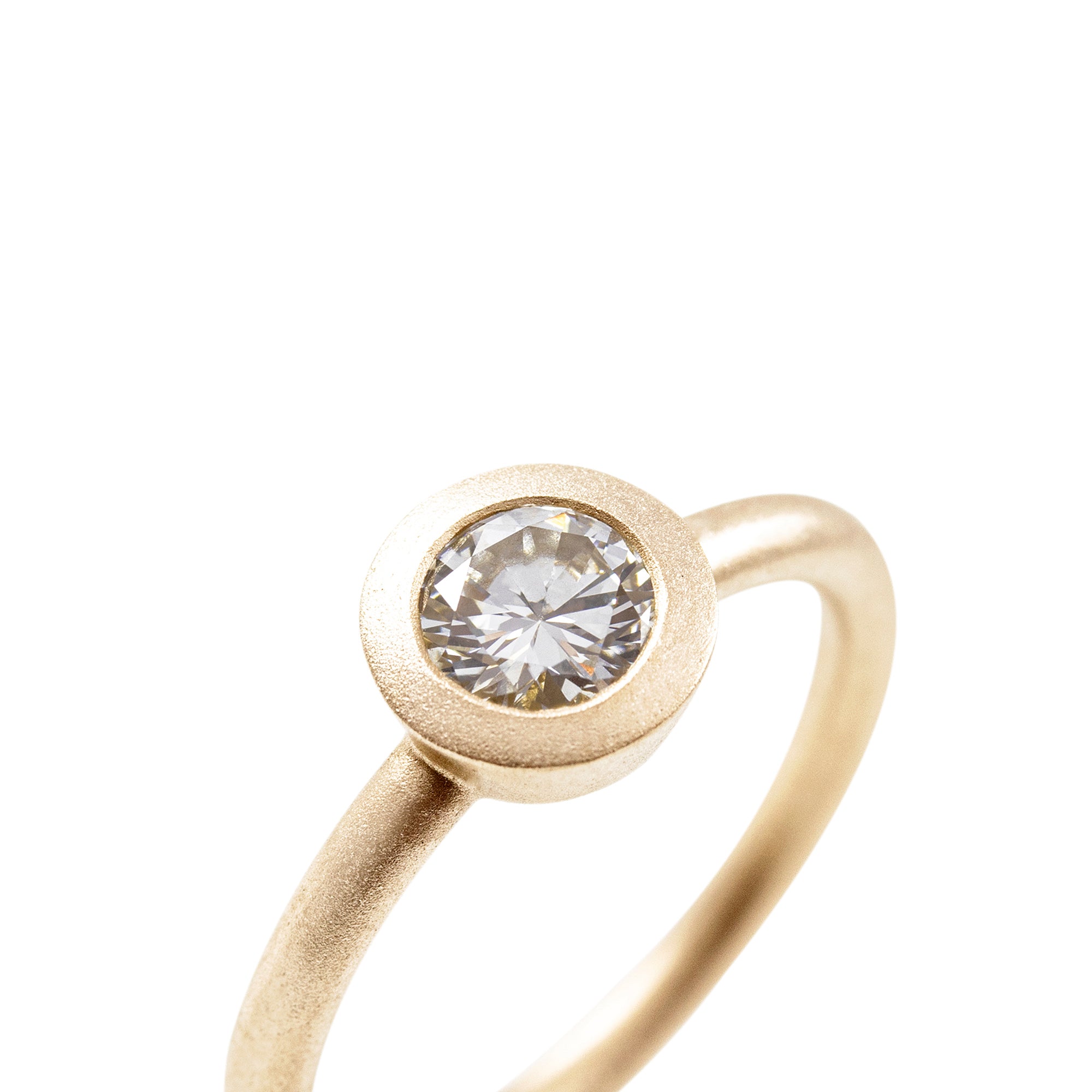 anillo-de-compromiso-oro-18k-en-mate-y-diamante-central