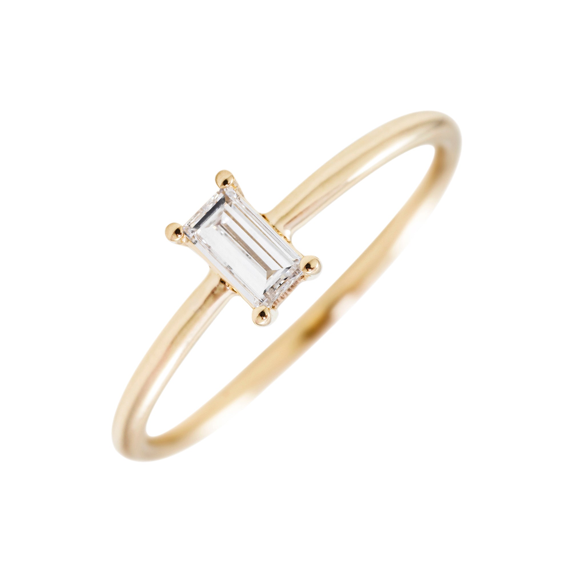 anillo-solitario-de-oro-18k-y-diamante-central-talla-baguette