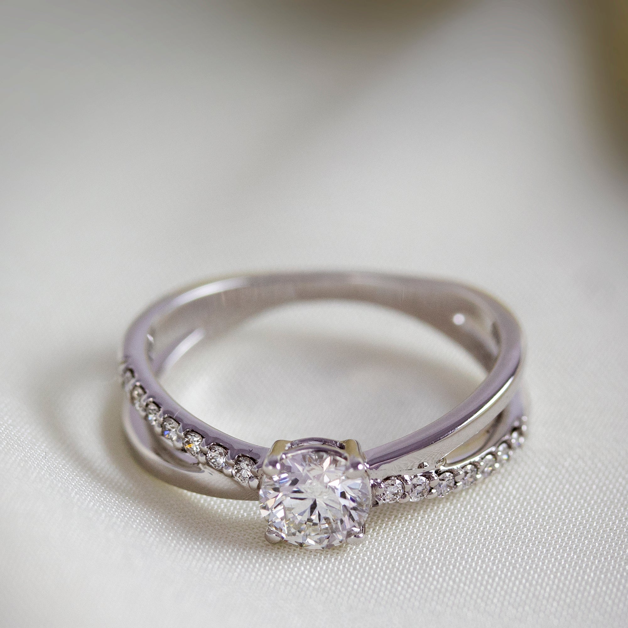 anillo-de-compromiso-aro-cruzado-y-diamante-central