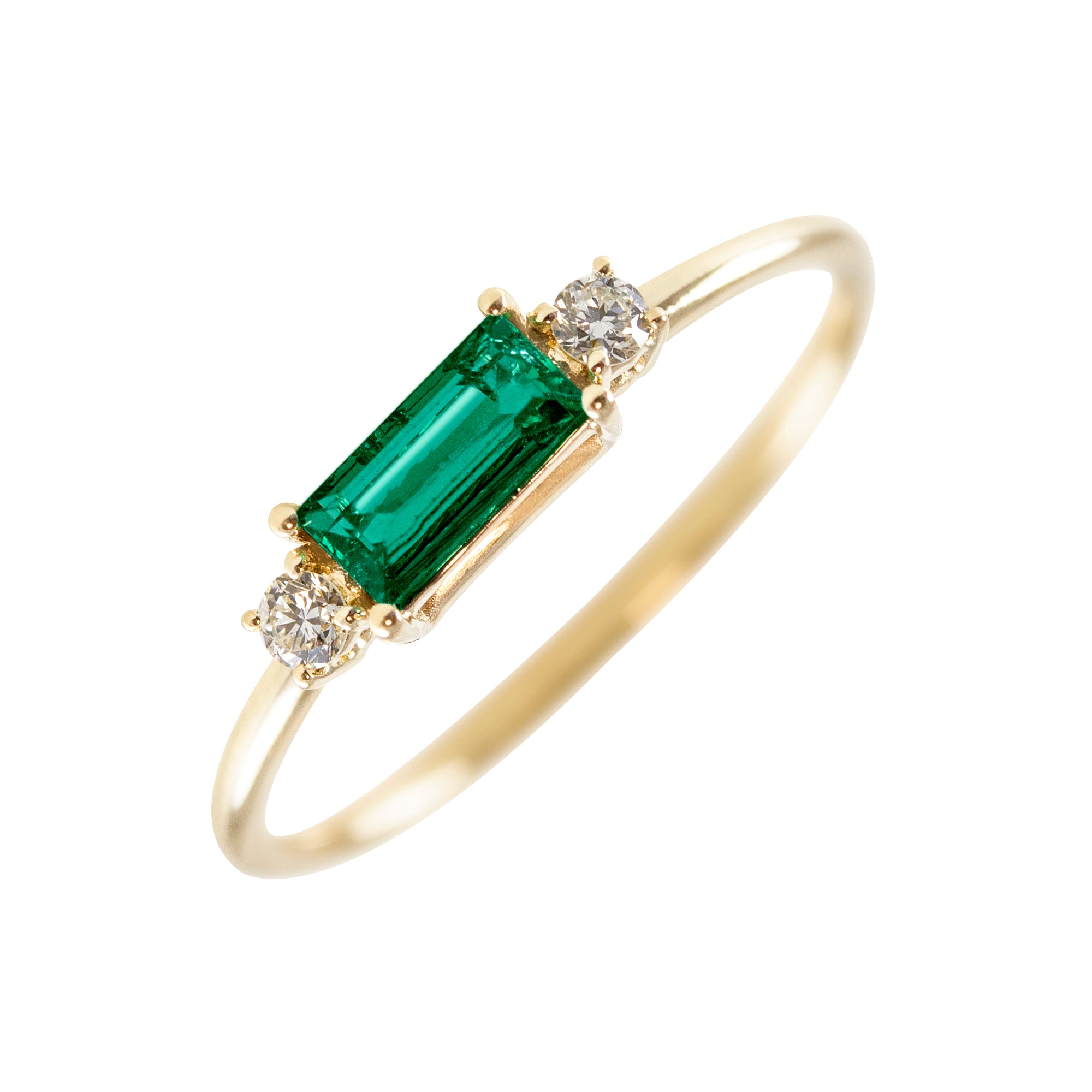 Anillo oro 18K trilogía de esmeralda y diamantes en fondo blanco