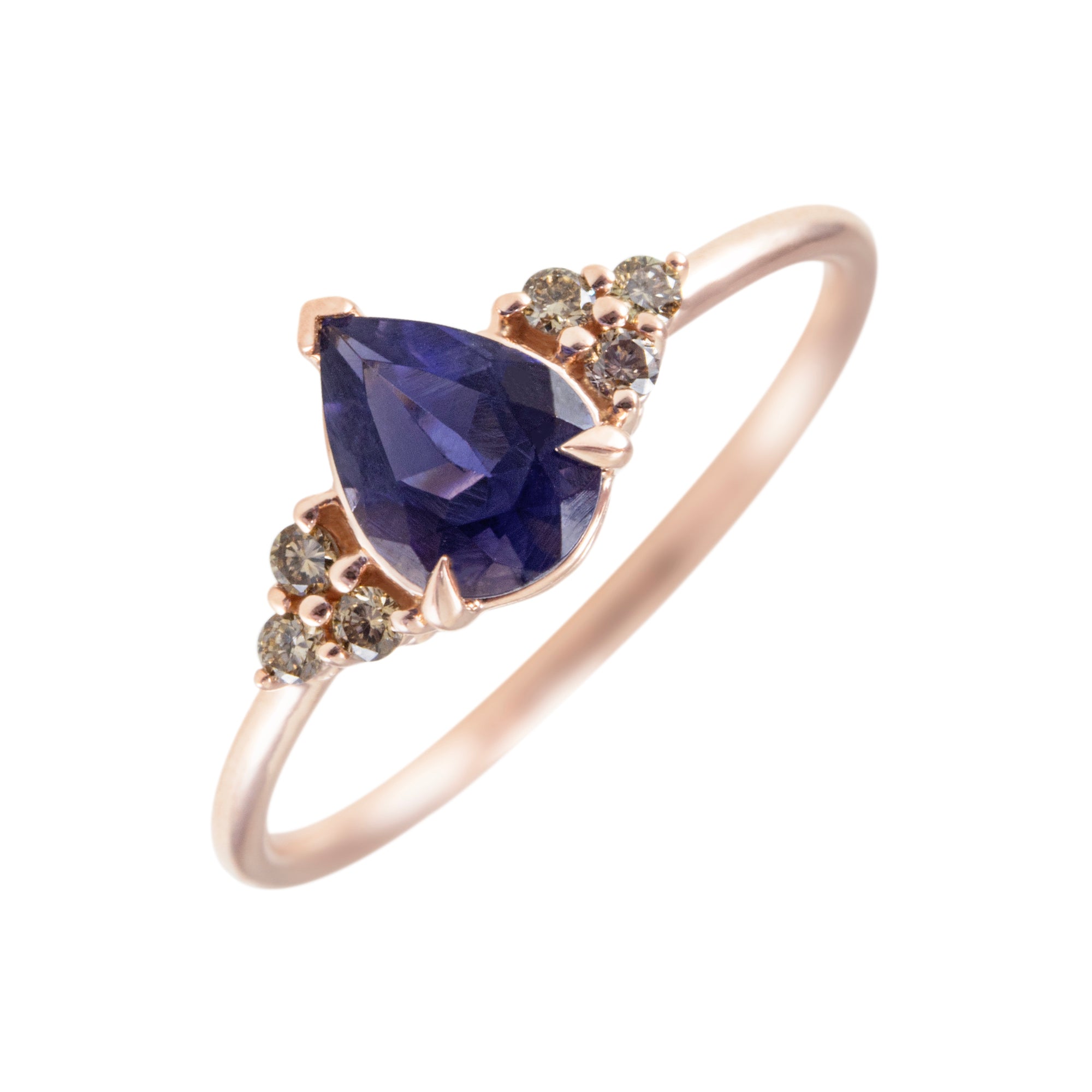 Trilogía oro 18kt, Iolita talla pera, Diamante natural color Brown, Montura 3 grapas con grapa tipo garra para dar protagonismo a las piedras, Aro hilo redondo.