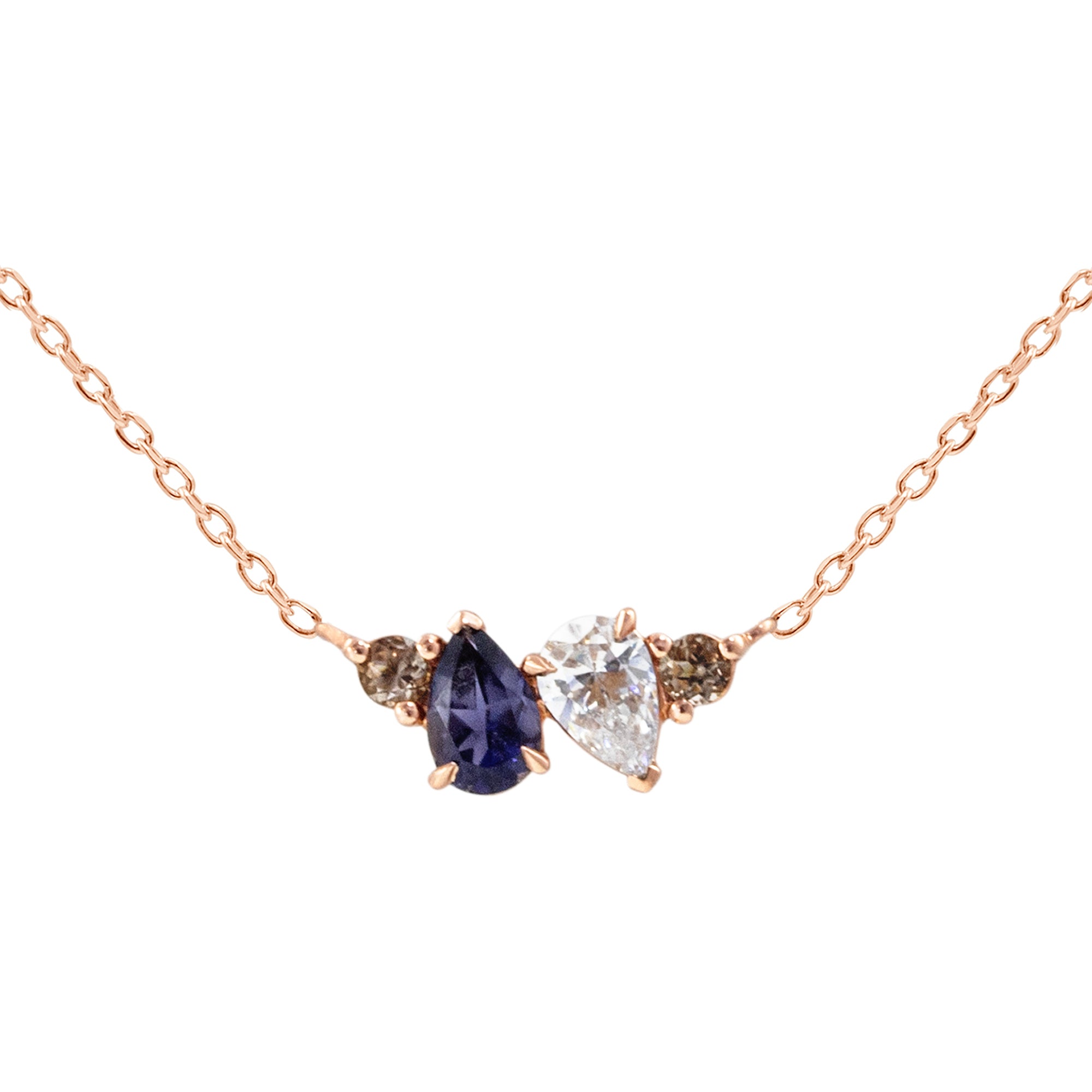 Gargantilla oro rosa 18kt, Iolita talla pera, Topacio Blanco talla pera, Cuarzo ahumado redondo, Montura 3 grapas tipo garra para dar protagonismo a la montura, Cadena forzada.