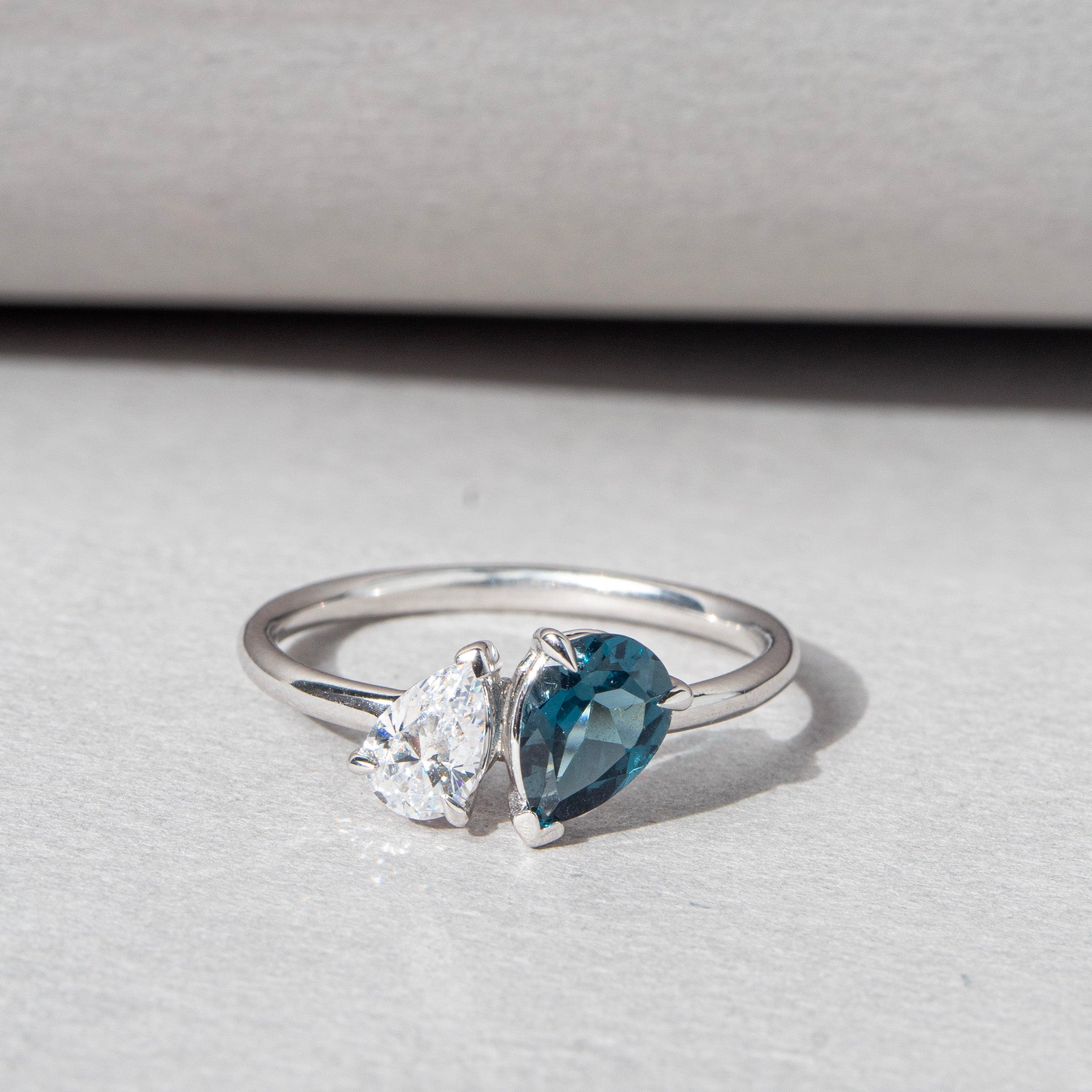 Anillo Dúo oro blanco 18k,  Topacio London talla pera, topacio blanco talla pera.