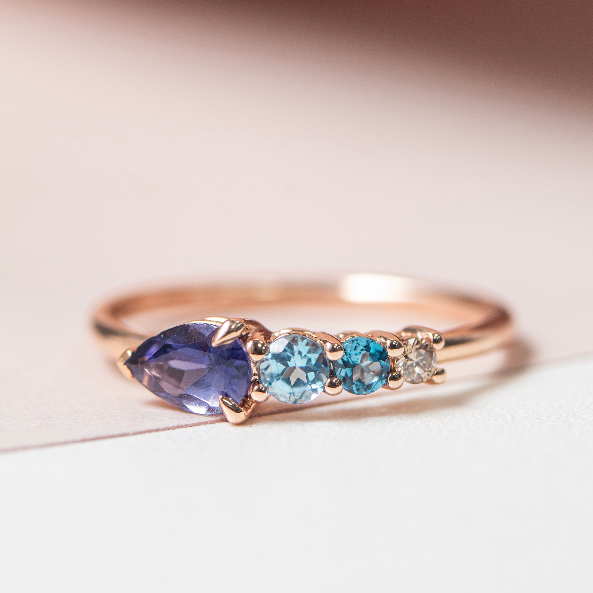 Anillo en oro rosa con piedras de colores en degrade- Blanca Jewels