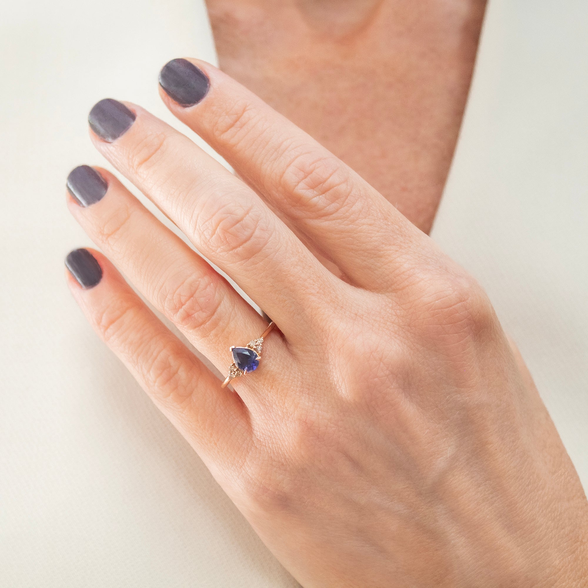 Trilogía oro 18kt, Iolita talla pera, Diamante natural color Brown, Montura 3 grapas con grapa tipo garra para dar protagonismo a las piedras, Aro hilo redondo.