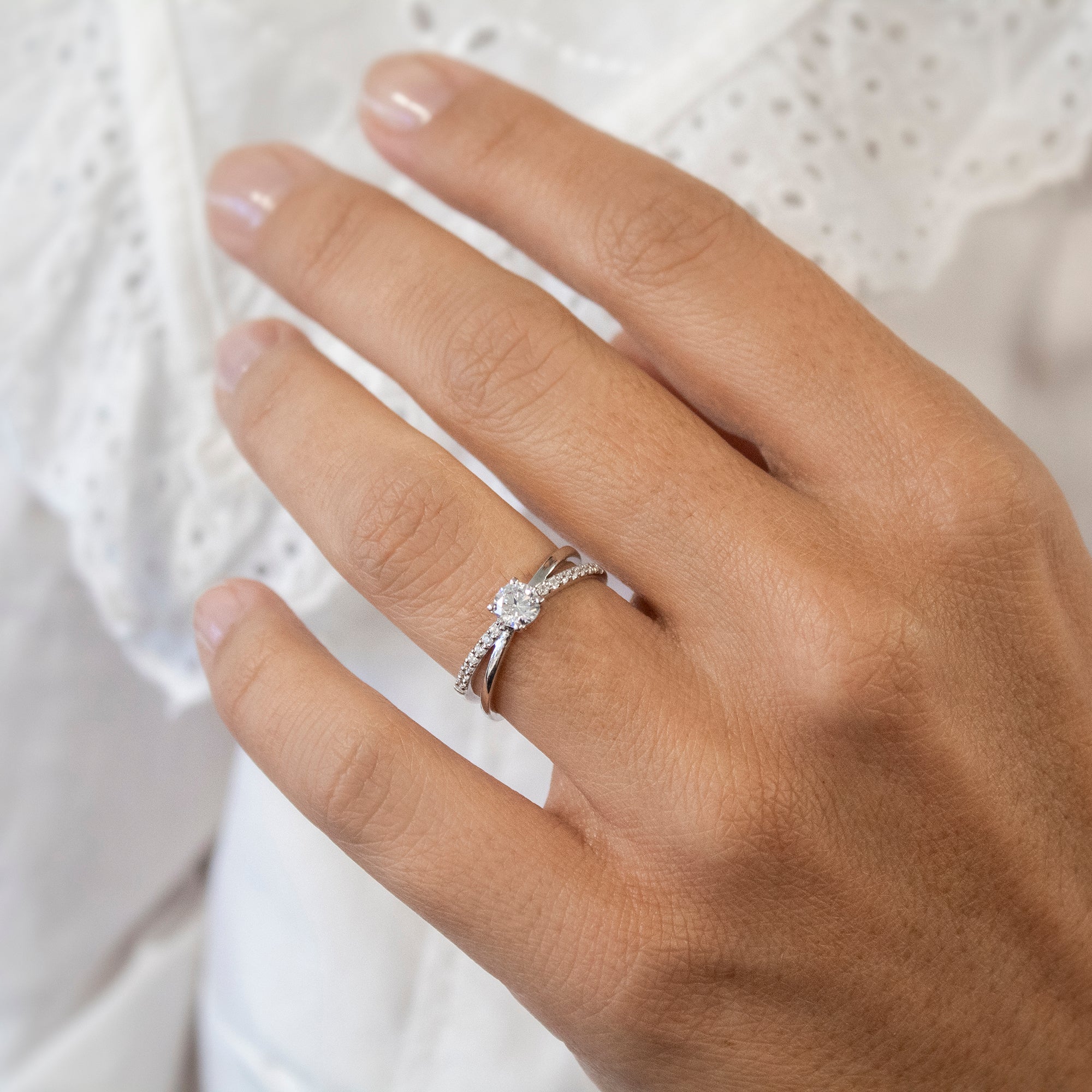 anillo-de-compromiso-aro-cruzado-y-diamante-central