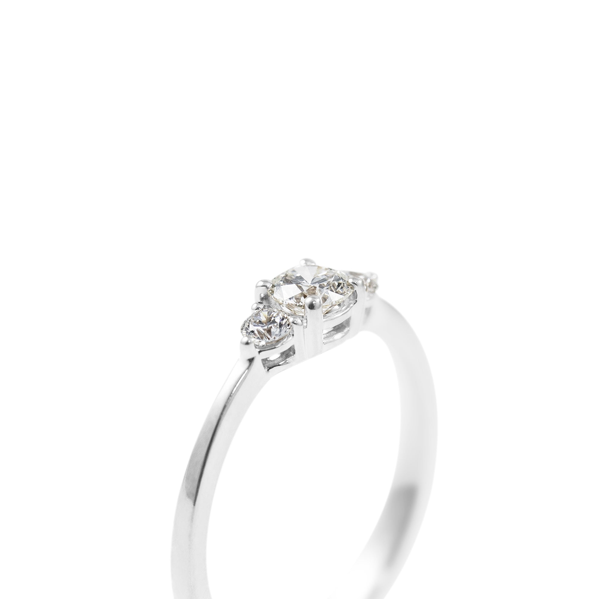 anillo-en-oro-blanco-de-18k-con-trilogia-de-diamantes