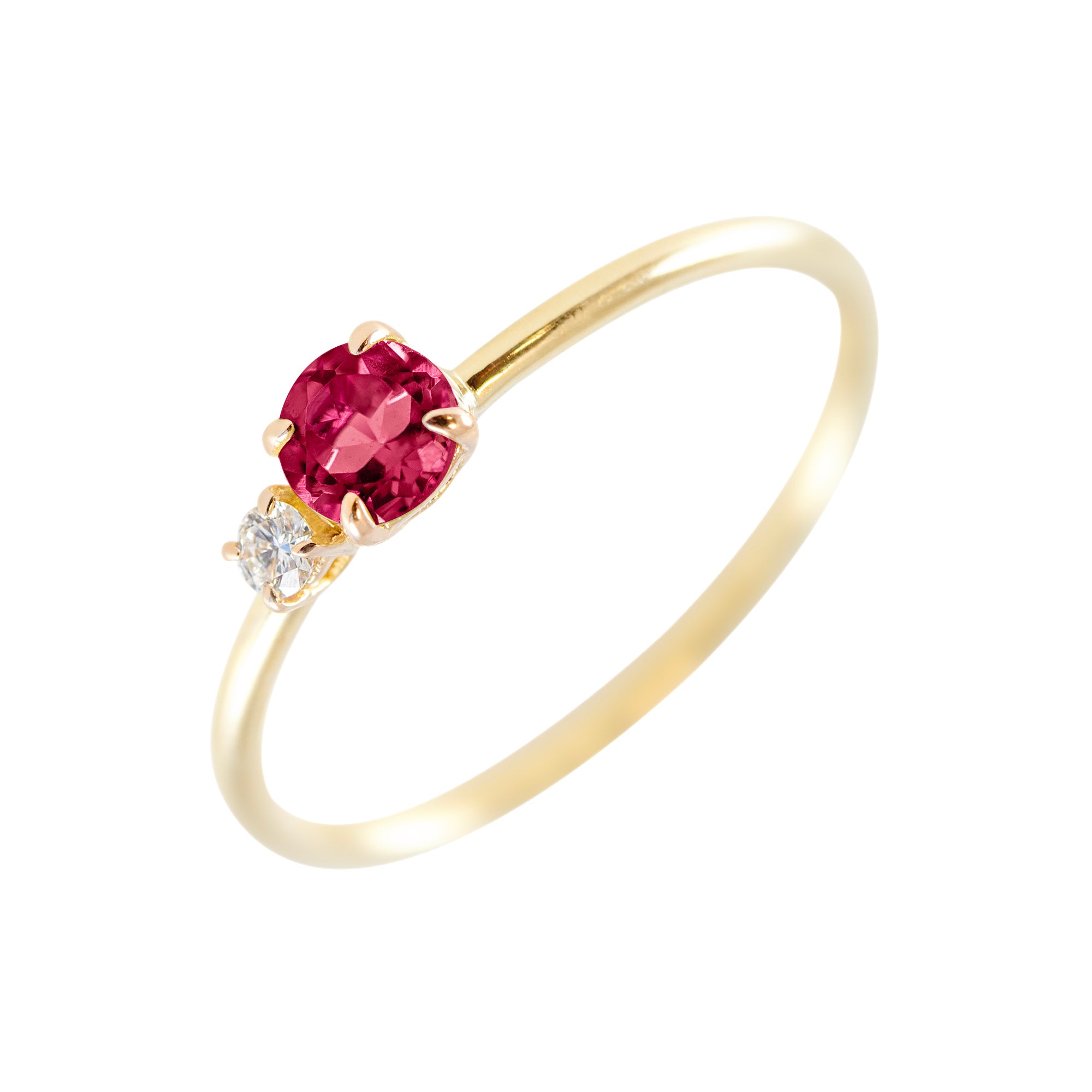 Anillo de oro 18K con rubi y diamante en fondo blanco
