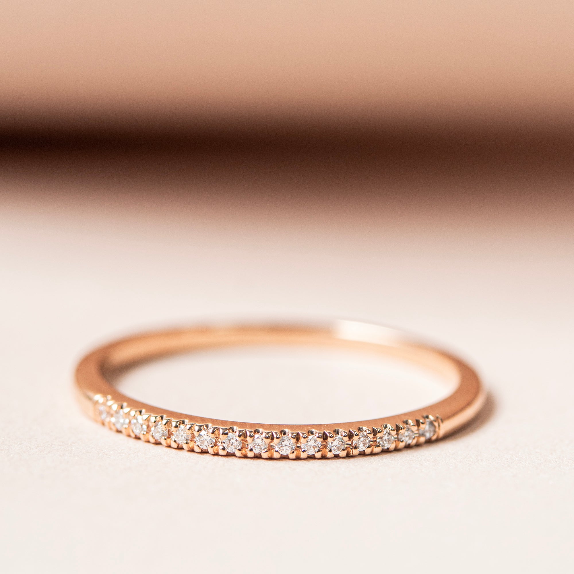 anillo-media-alianza-en-oro-rosa-y-diamantes-talla-brillante