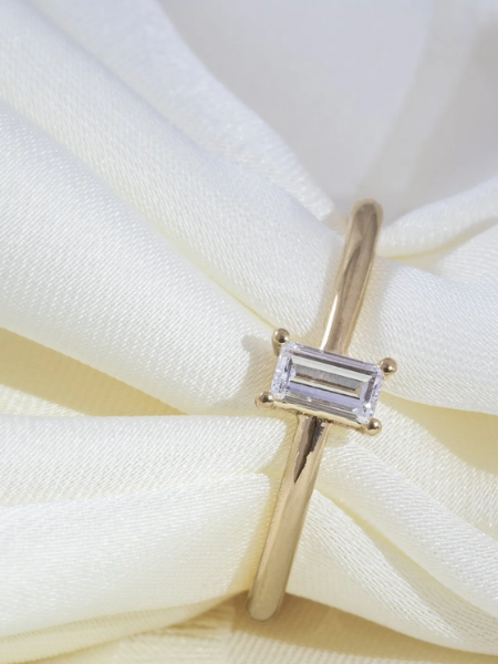 Anello baguette con diamanti invertiti