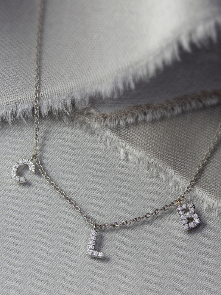 Mini ras du cou trois lettres diamants