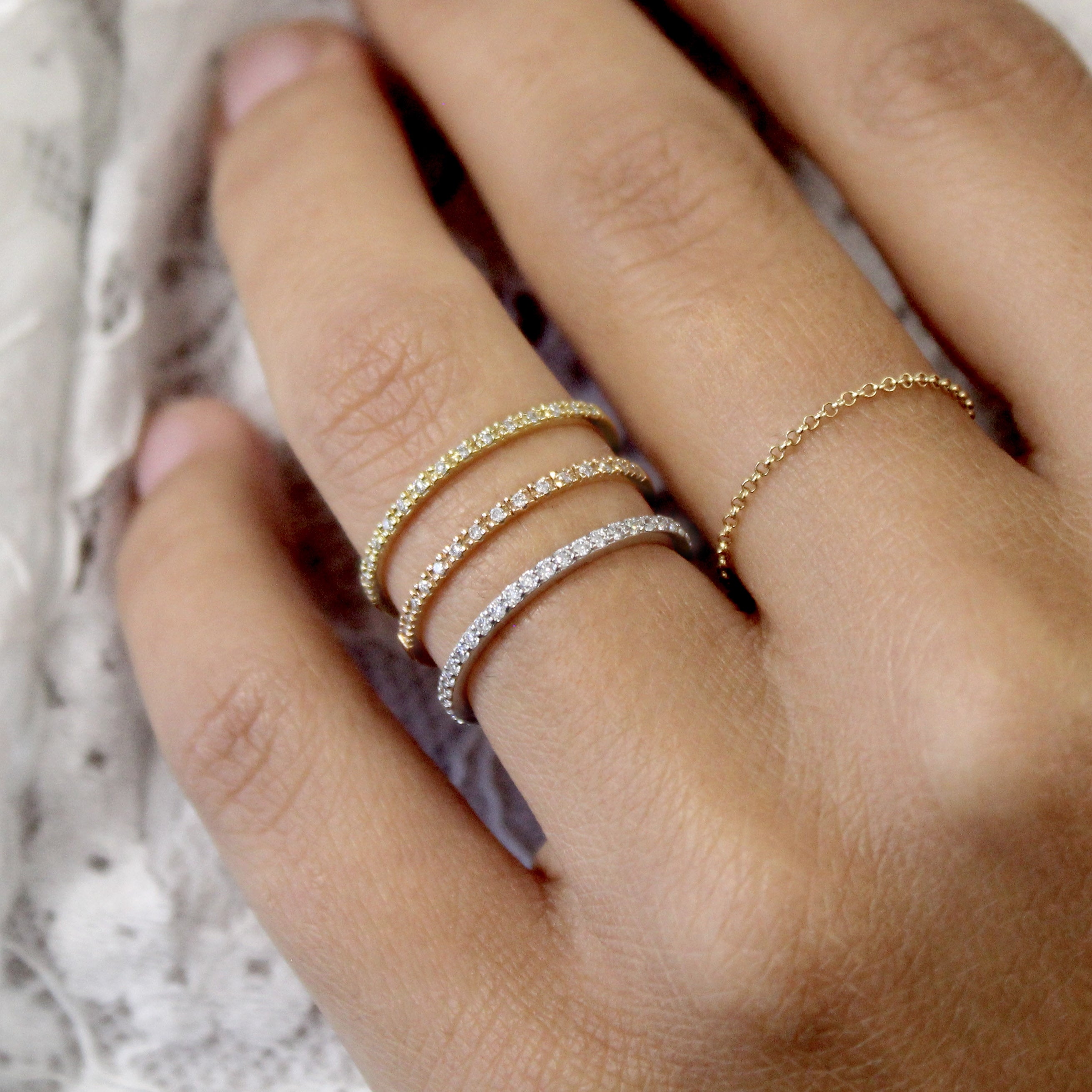 Alianza entera oro 18K diamantes talla brillante y otros anillo en la mano de una mujer