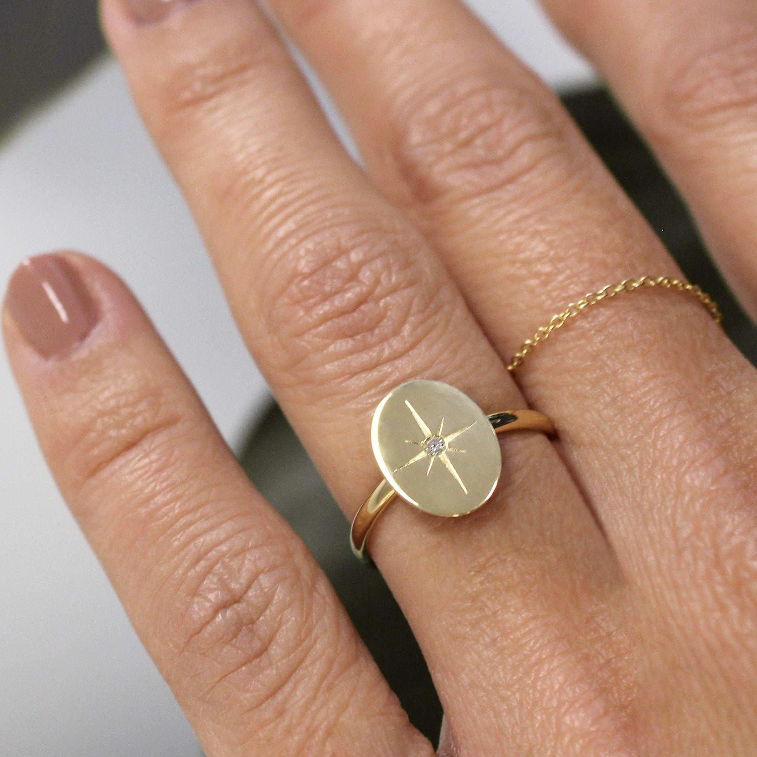 Sello personalizado oro 18kt.Base superior oval 12mm x 9mm. Diamante talla brillante.