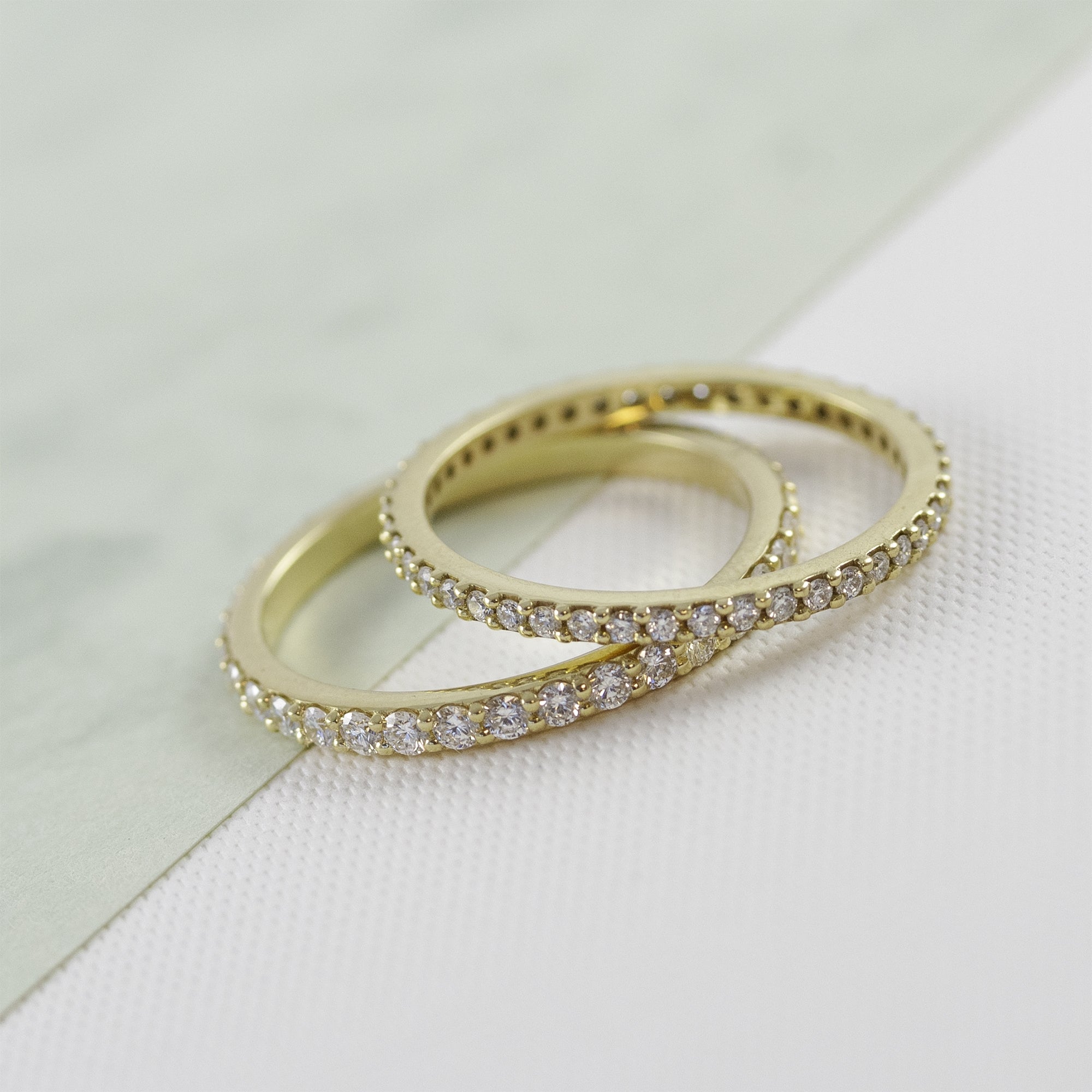 dos Alianzas enteras en oro 18K diamantes talla brillante entrelazados